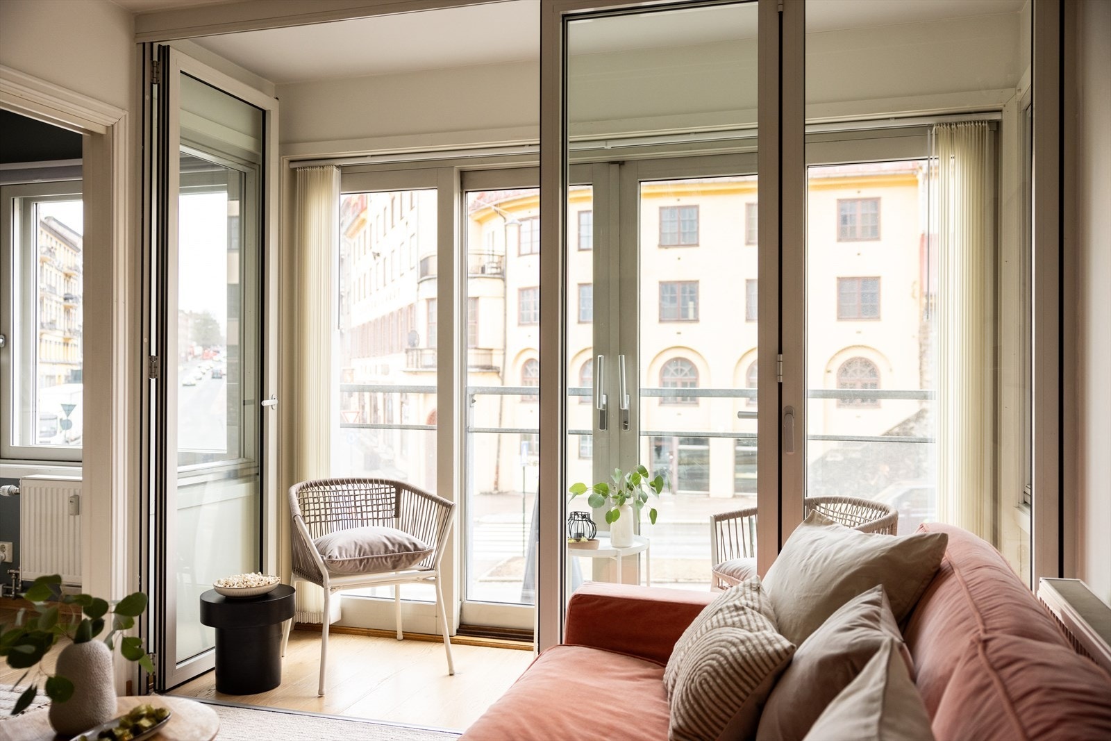 - Leiligheten har en fransk balkong. Det er også skyvedører i stuen som brukes gjøre den franske balkongen om til en "vinterhage" - Galleribilde