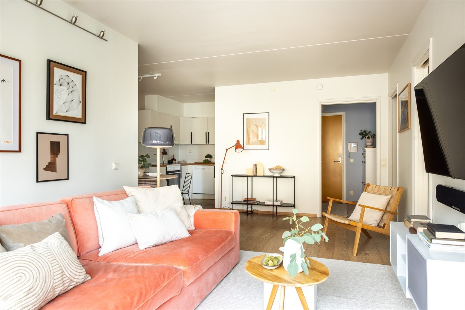 - I stuen er det plass til sofaseksjon med tilhørende møblement og TB-benk - Galleribilde