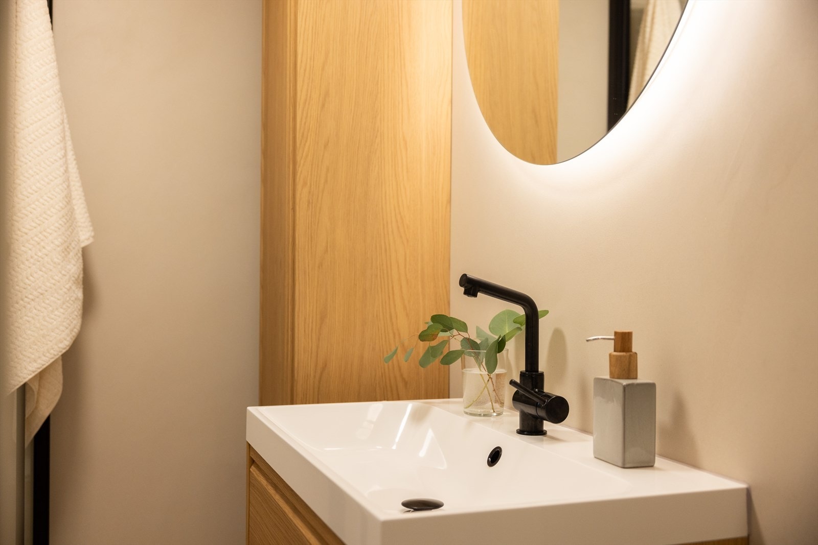 - Baderommet ble i 2024 pusset opp med mikrosement og ny innredning - Galleribilde