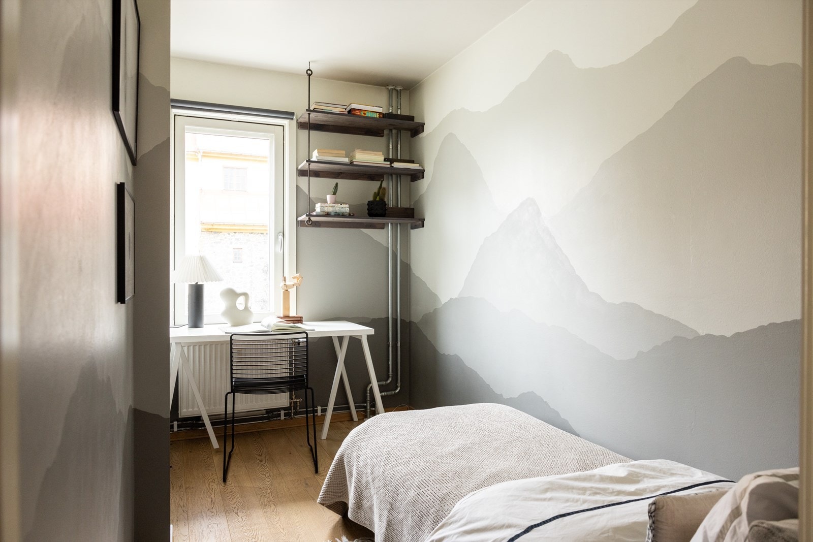 - Soverom to er også av god størrelse og har plass til seng og skrivepult - Galleribilde