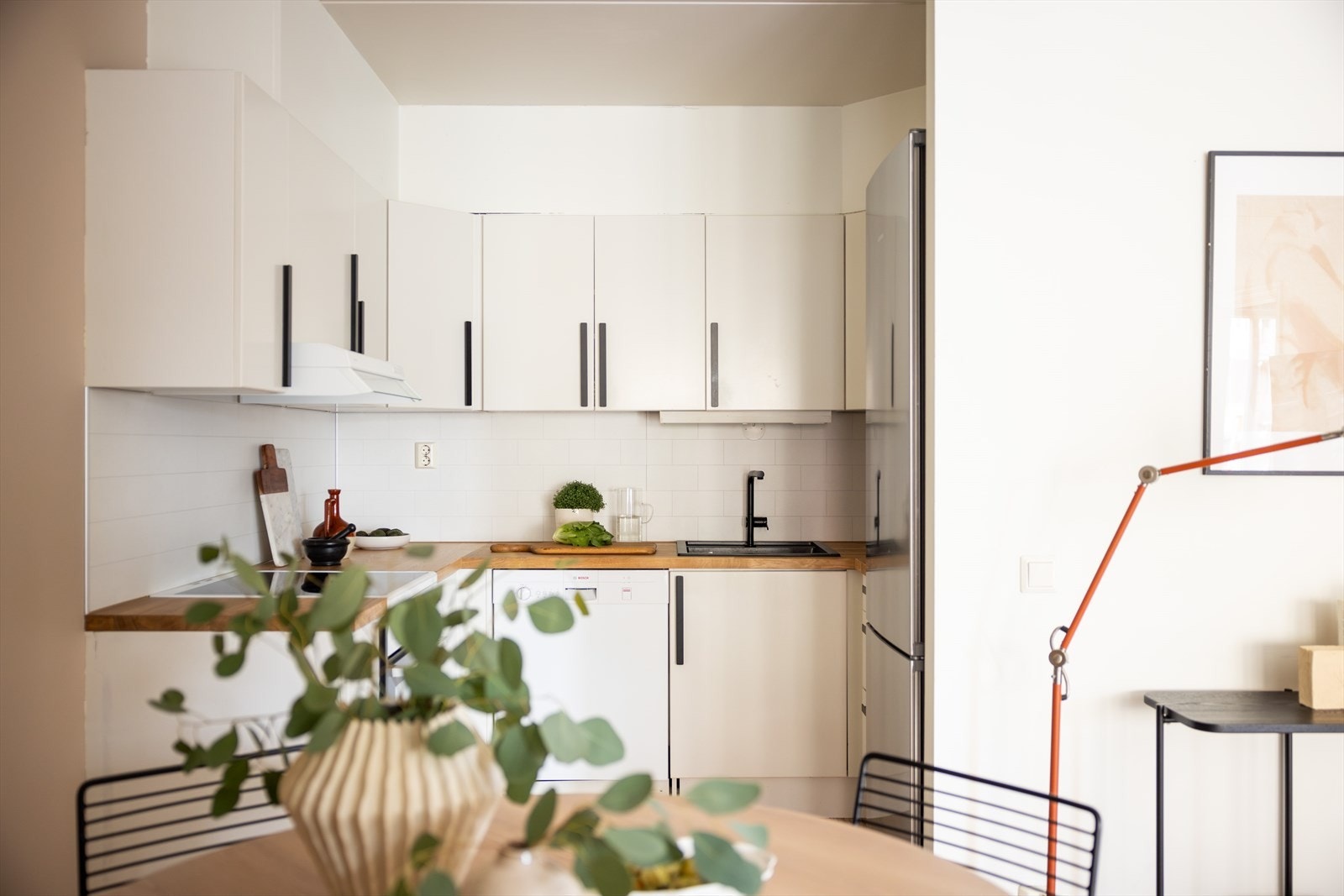 - Norema-kjøkken fra 2006 med åpen løsning mot stuen - Galleribilde