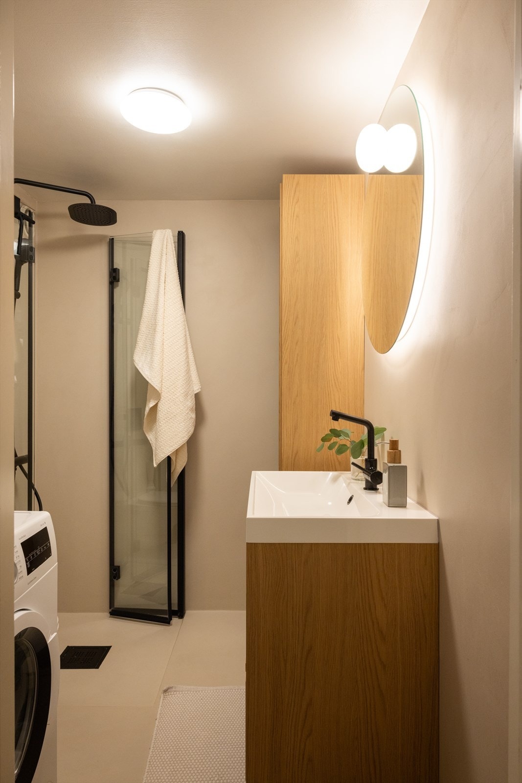 - Baderommet er innredet med vegghengt klosett, servant med innredning, speil m/lys og dusjhjørne med svingbare glassdører. Opplegg for vaskemaskin. Mekanisk avtrekk - Galleribilde