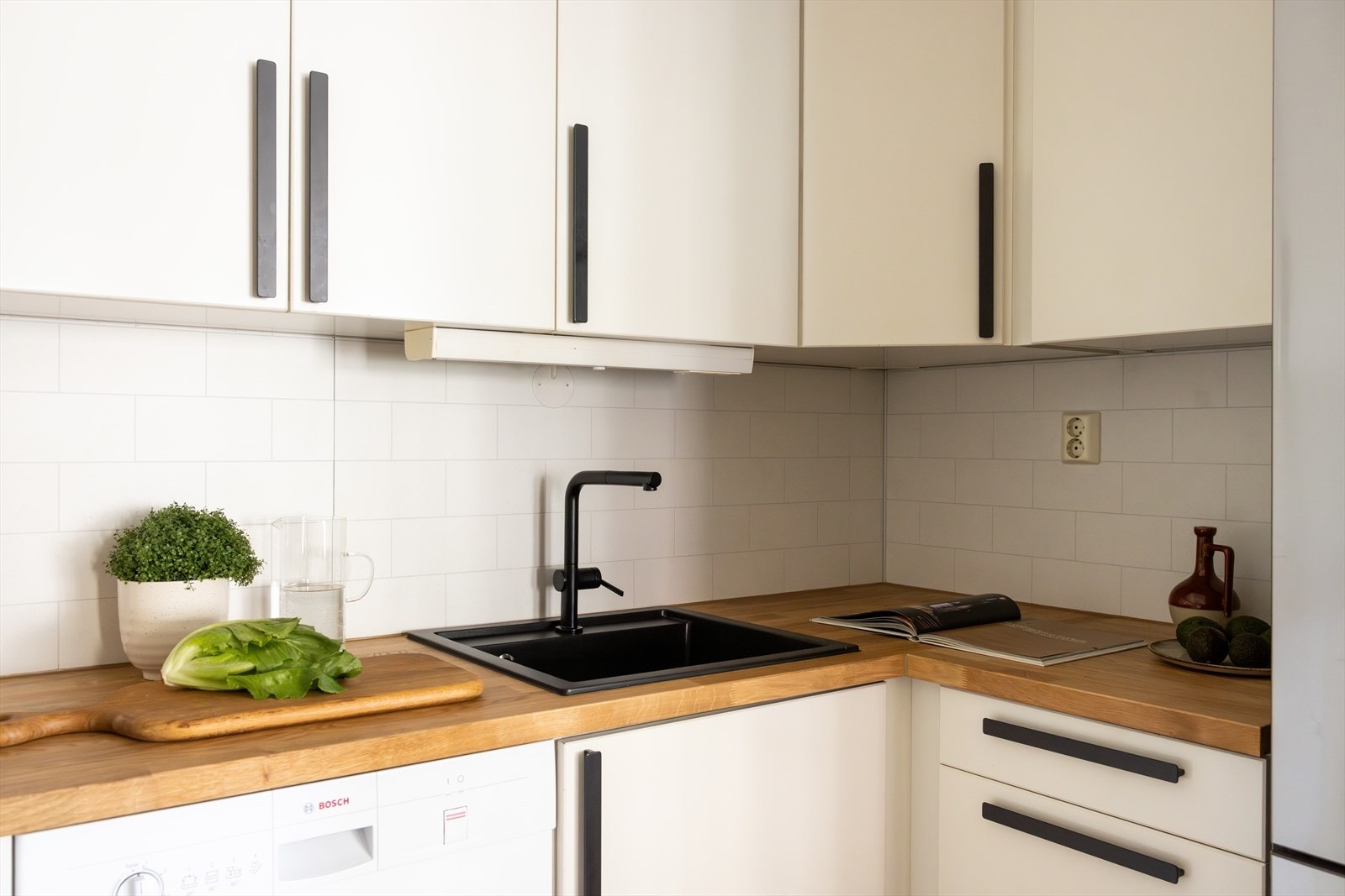 - Kjøkkeninnredning med glatte fronter, benkeplate med nedfelt vaskekum, samt plate og belysning over benkeplaten. Integrert oppvaskmaskin. Avtrekk over kokeplass - Galleribilde