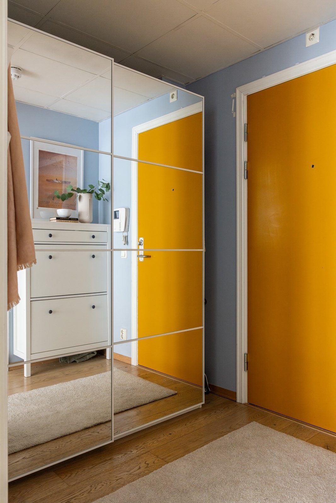 - God plass til sko og yttertøy i skyvedørsgarderobe med speildører - Galleribilde