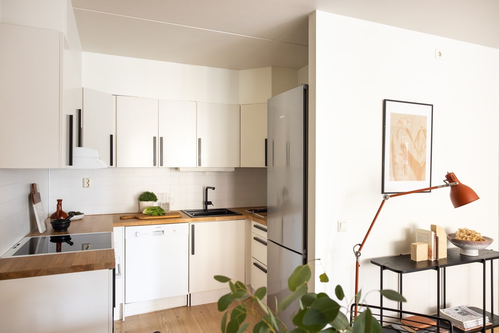 - Kjøkkenet ble i 2025 oppgradert med benkeplate, veggplate over benkeplate, vask og blandebatteri - Galleribilde