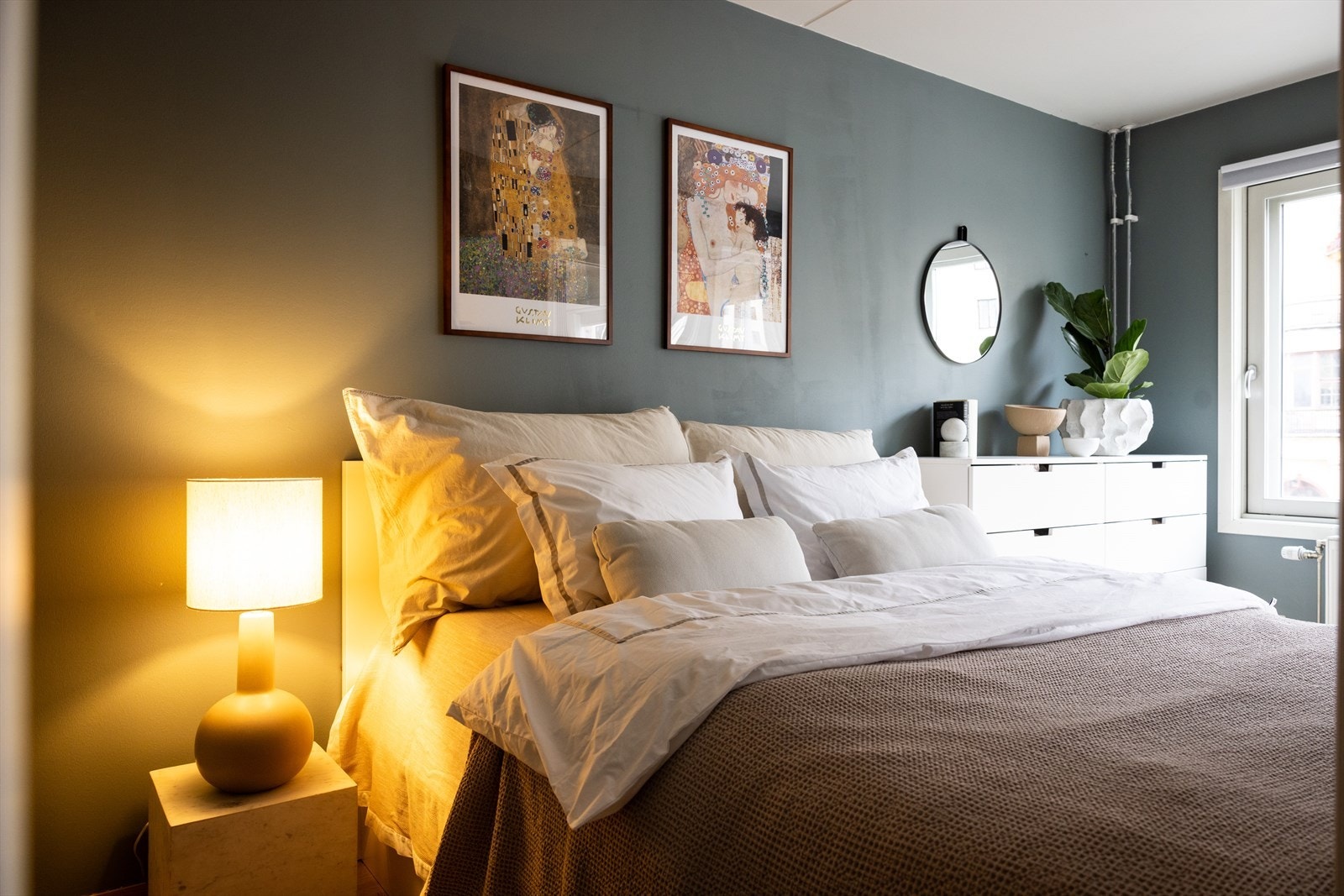 - Romslig hovedsoverom med plass til dobbeltseng med tilhørende nattbord - Galleribilde