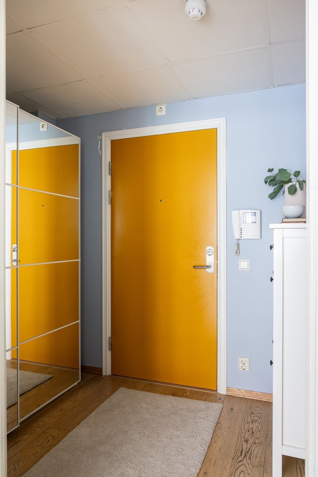 - Lys og innbydende entré som gir et godt førsteinntrykk av leiligheten - Galleribilde