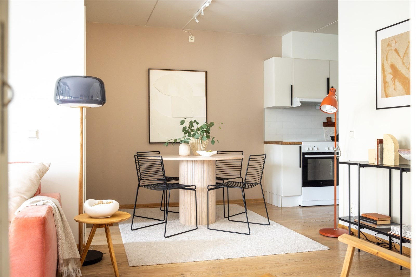 - Det er også plass til spisebord - Galleribilde