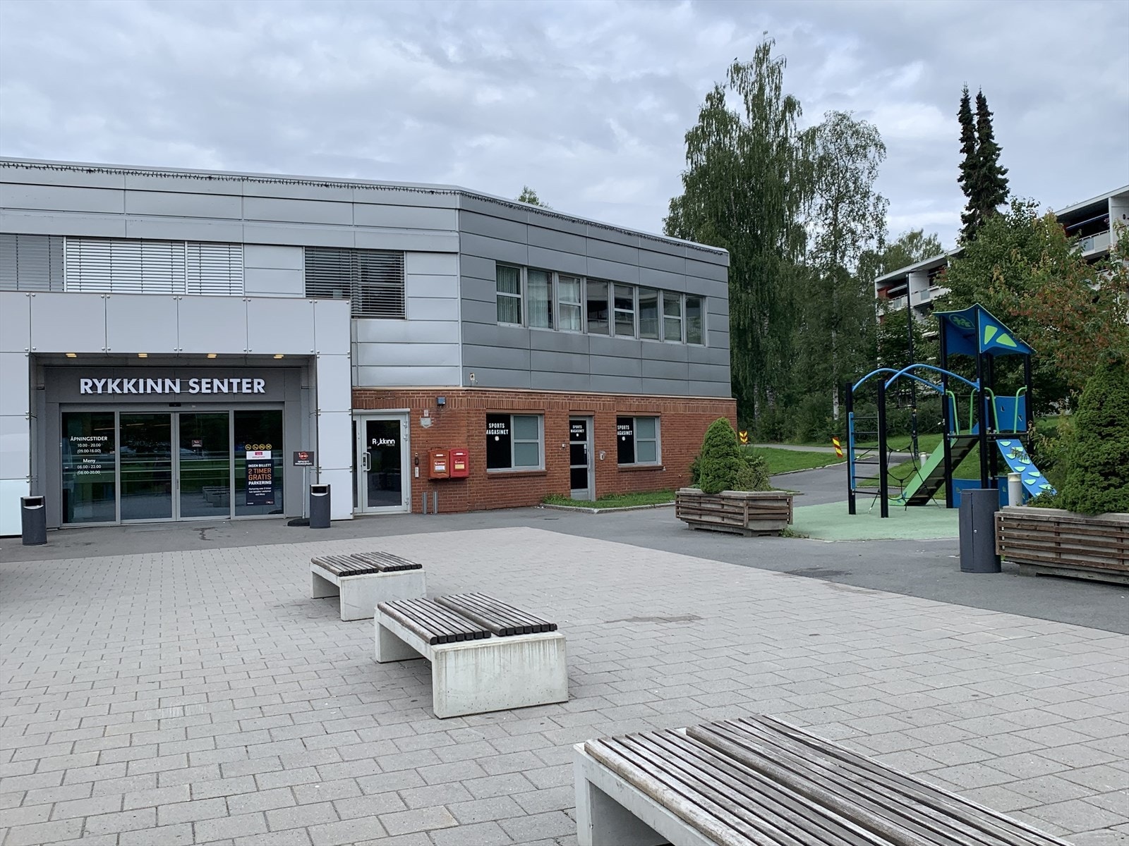 Rykkinn kjøpesenter ligger like ved og er et hyggelig samlingspunkt i nabolaget Galleribilde