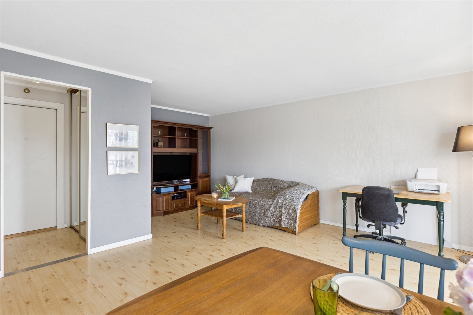 Her er det god plass til både spisestue og koselig sofagruppe Galleribilde