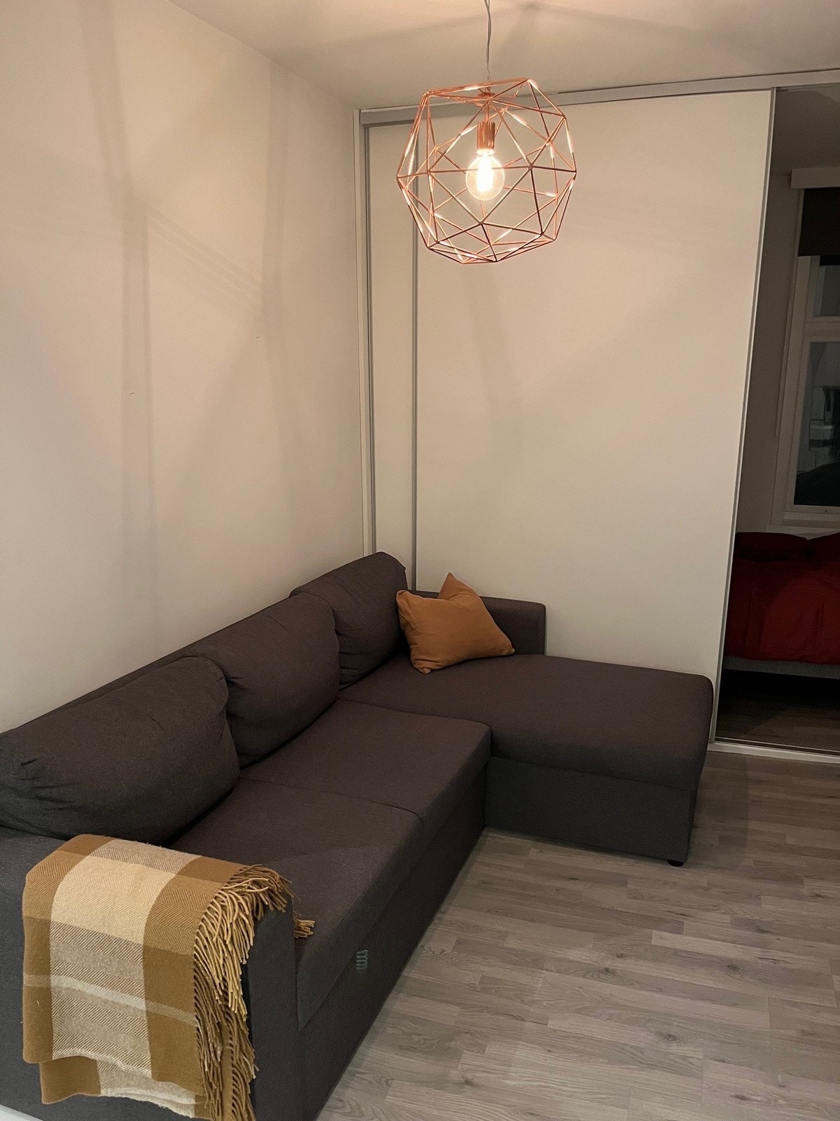 Stuen kommer møblert med sovesofa, tv benk og tv. Galleribilde