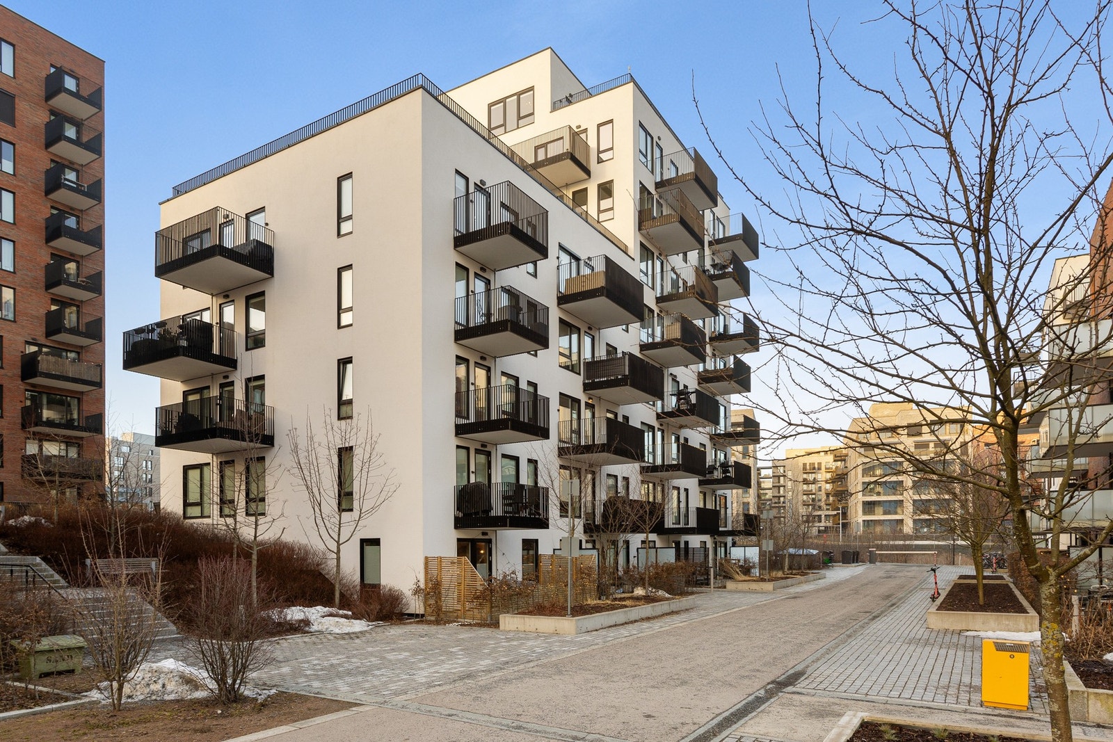 Balkongen ligger luftig i 5. etasje sett fra denne fasadesiden. Galleribilde