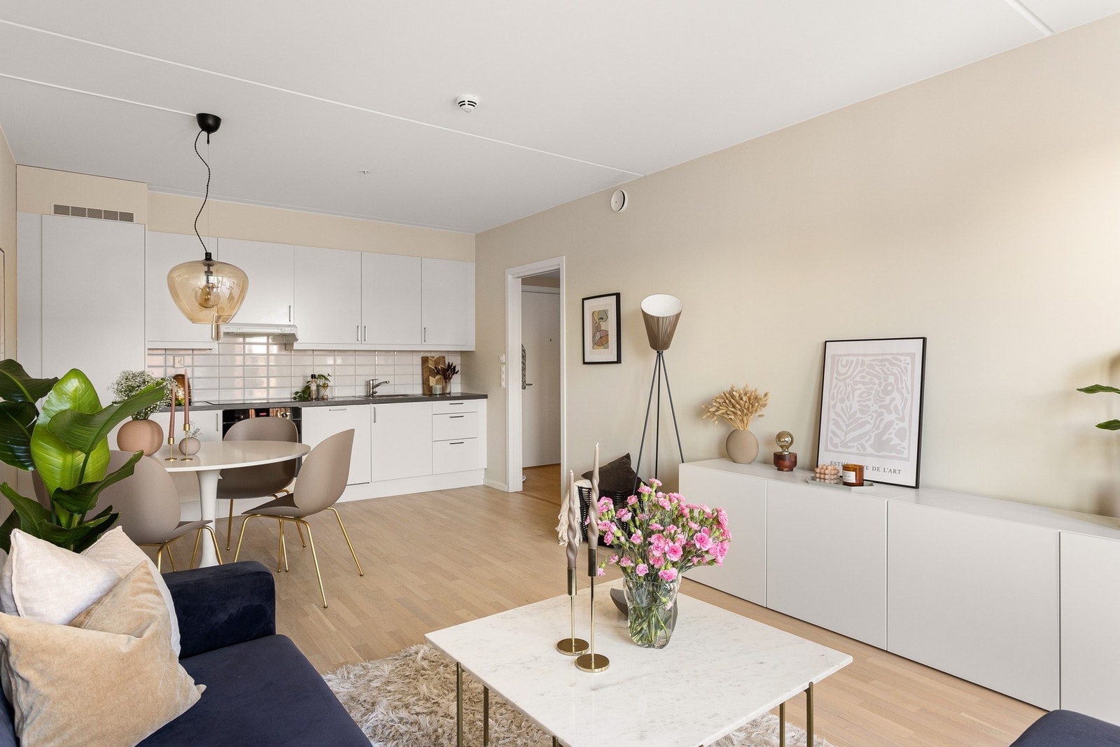 Stuen har gode innredningsmuligheter hvor det er god plass til sofagruppe med tilhørende møblement. Galleribilde