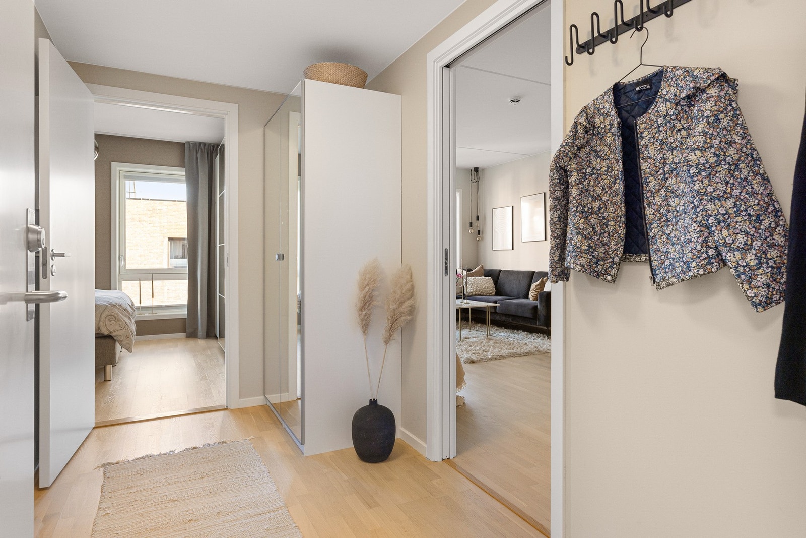 Tilknytning entréen har du en praktisk garderobeløsning, samt god plass til knaggoppheng, sittebenk, speil mm. Galleribilde