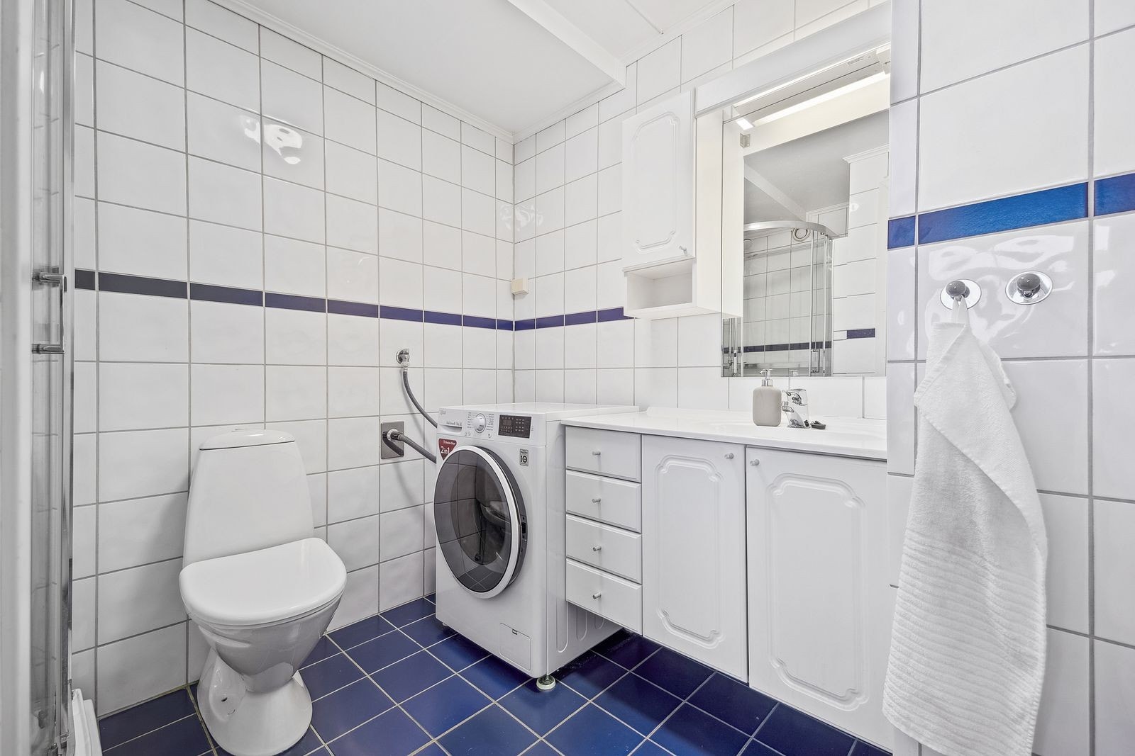 Badet er godt utnyttet, med oppbevaring, WC og egen plass for vaskemaskin. Galleribilde
