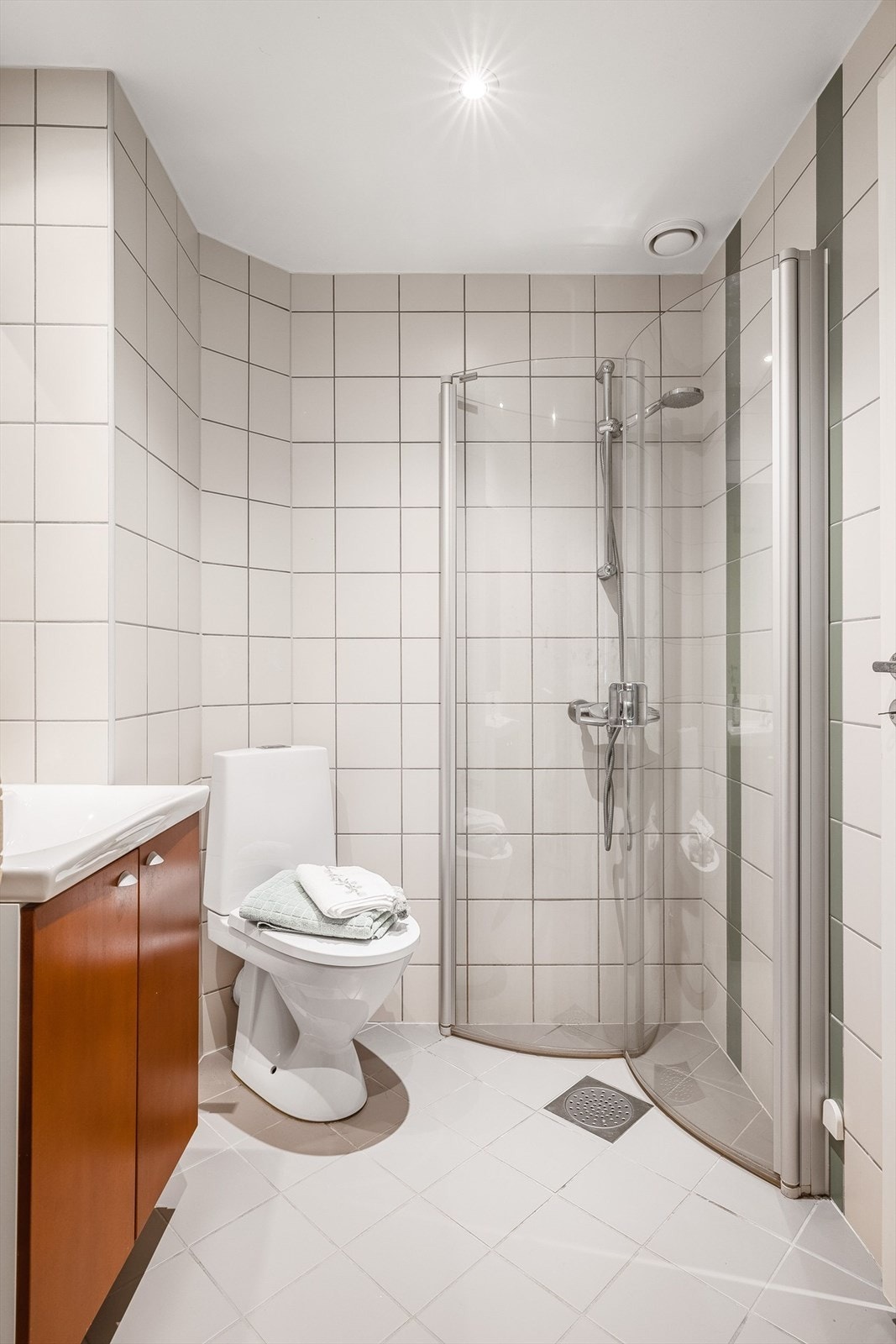 Leiligheten har et lyst og pent baderom fra byggeåret 2007. Baderommet har fliser på gulv og vegger, deilig gulvvarme, downlights i himlingen og mekanisk avtrekk. Galleribilde