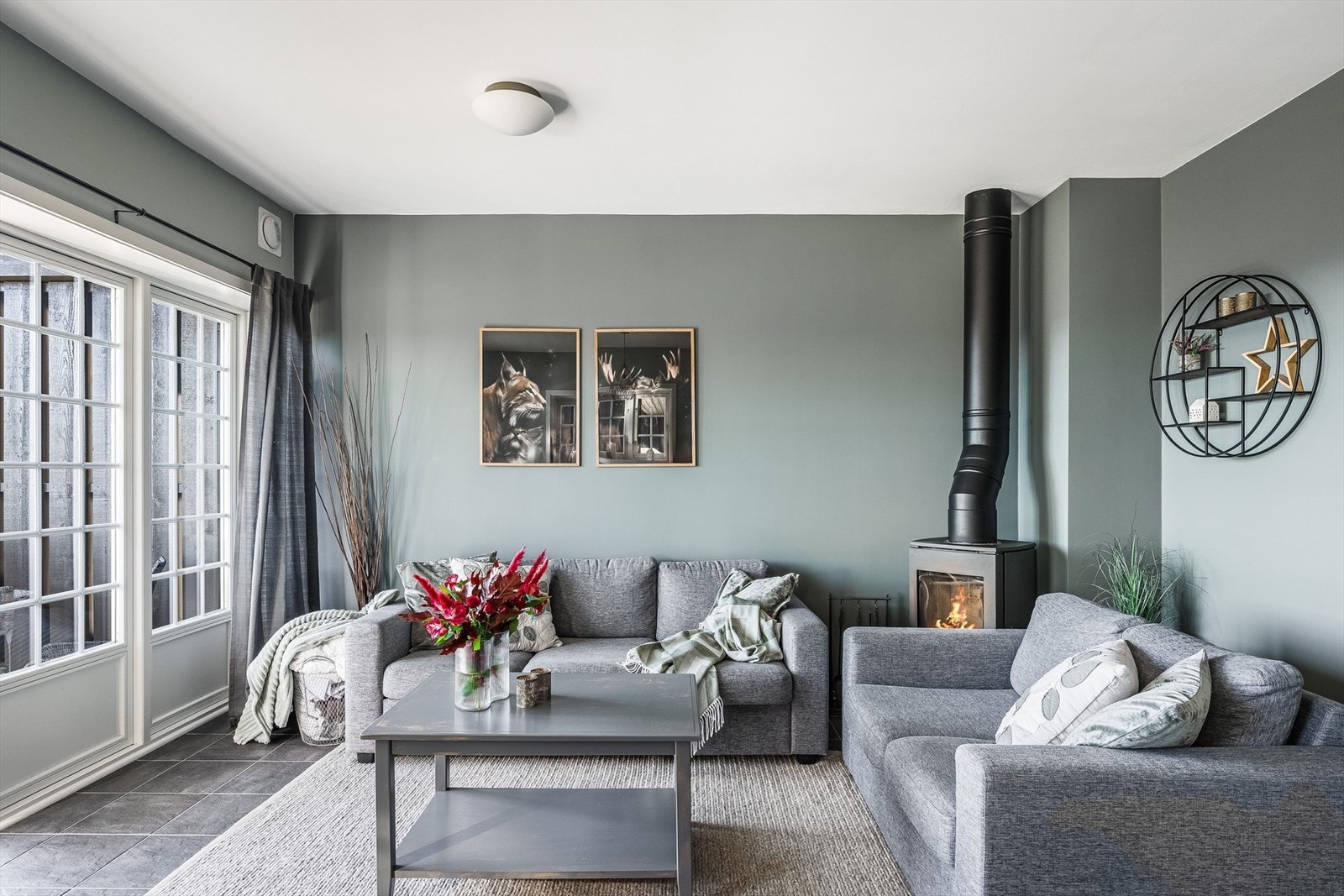 I hjørnet av stuen har du en koselig vedovn som både gir god varme og bidrar til ekstra hygge på kaldere høst- og vinterdager. Galleribilde