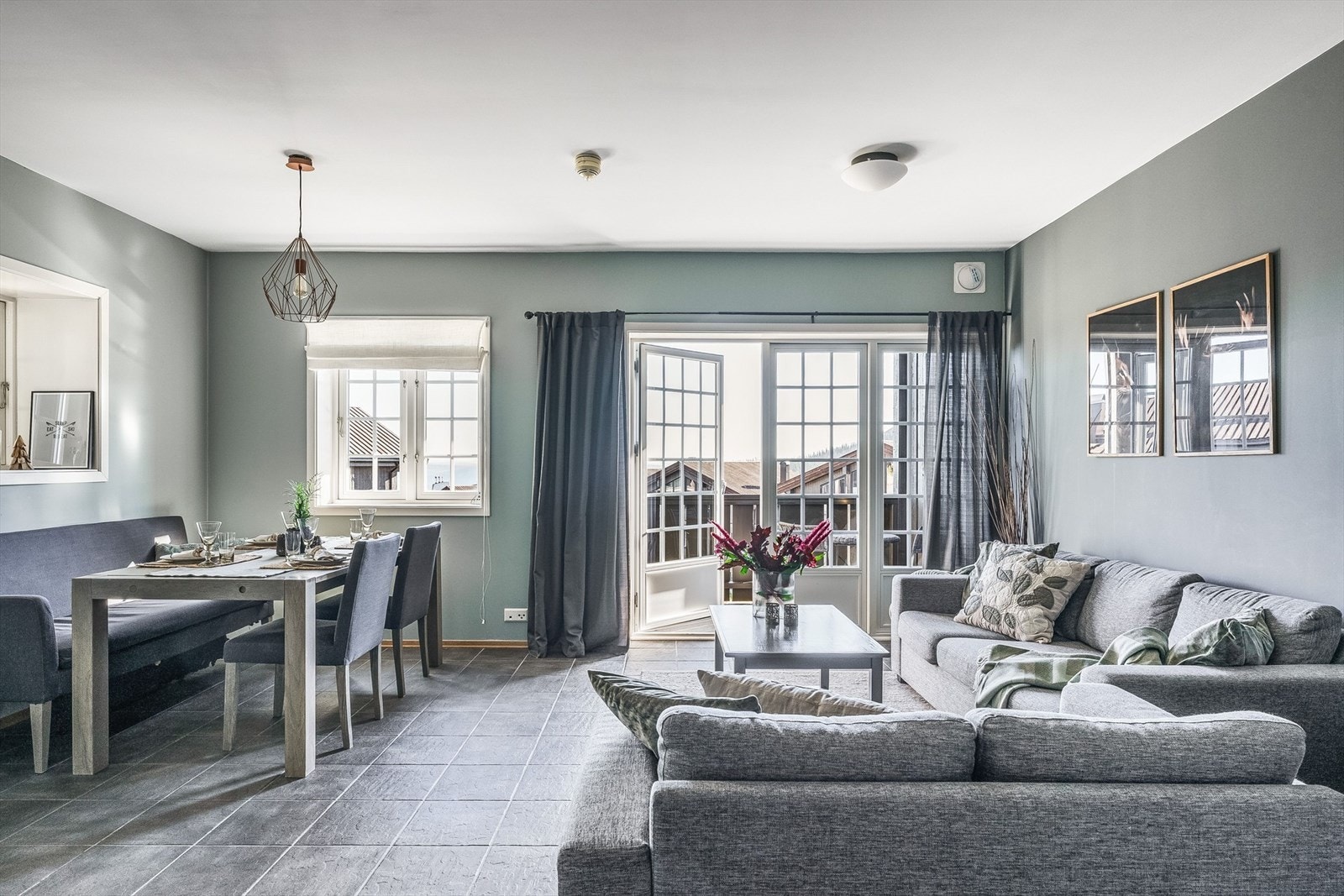 Stuen er det naturlige oppholdsrommet i leiligheten, og er et lyst og fint rom for både avkobling og hygge. Galleribilde