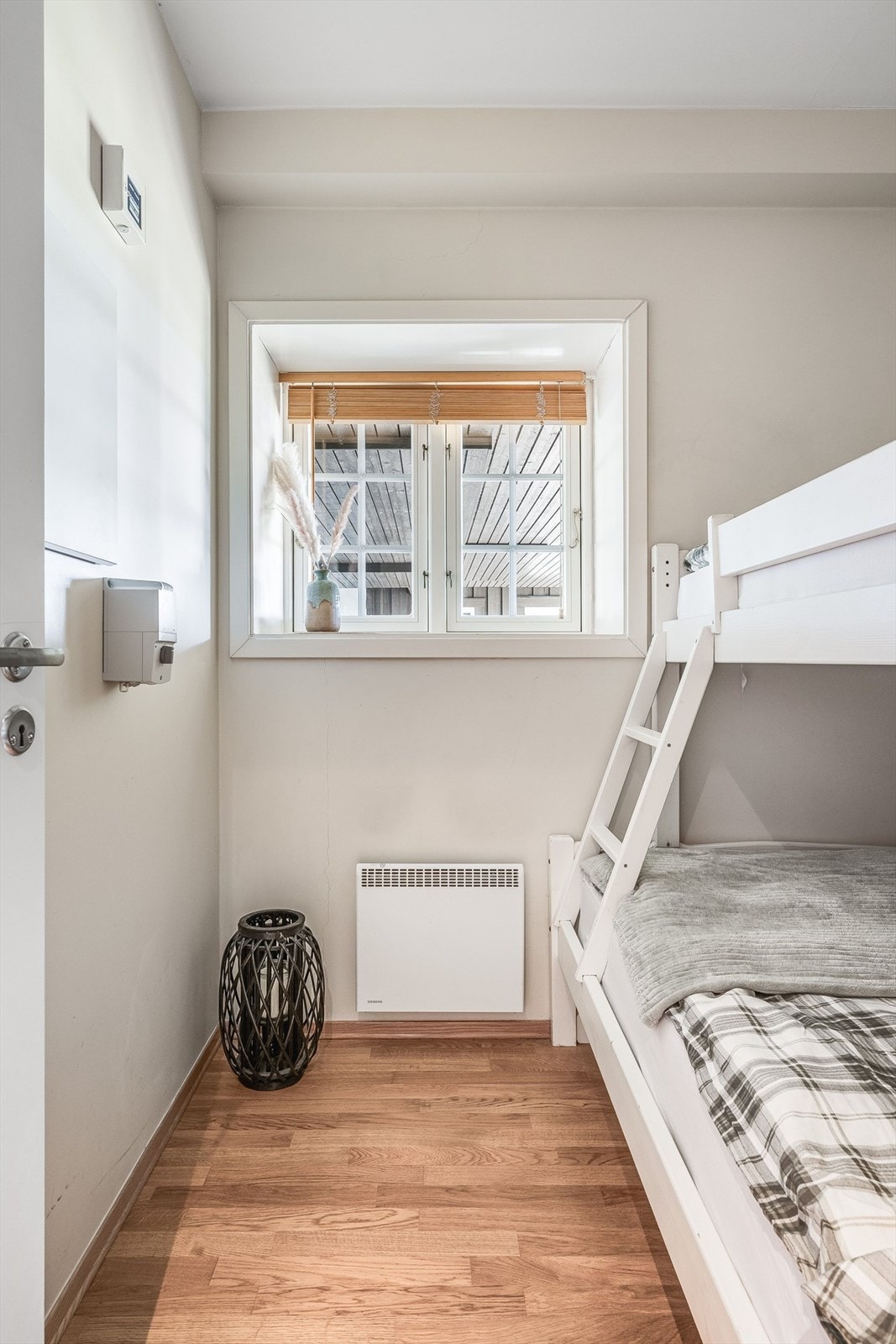 Soverom 2 er i dag innredet med en familiekøye med 3 sengeplasser. Galleribilde