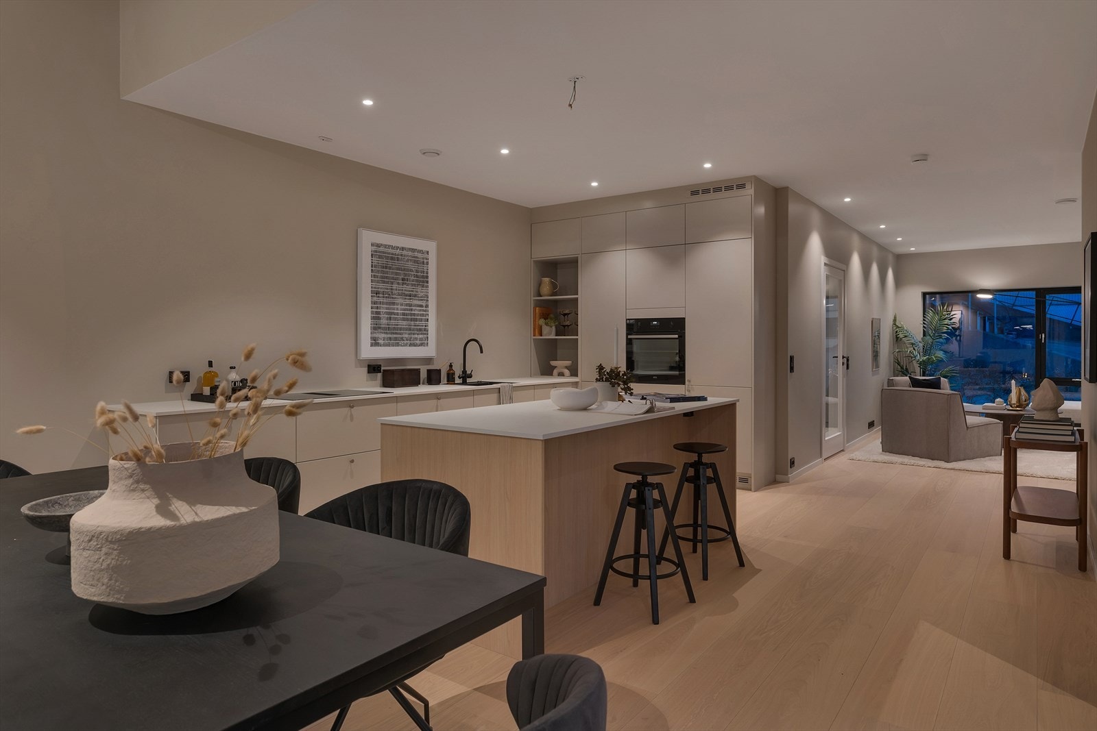 Elegant og moderne bolig med åpen løsning, ideell for en sosial hverdag. Galleribilde