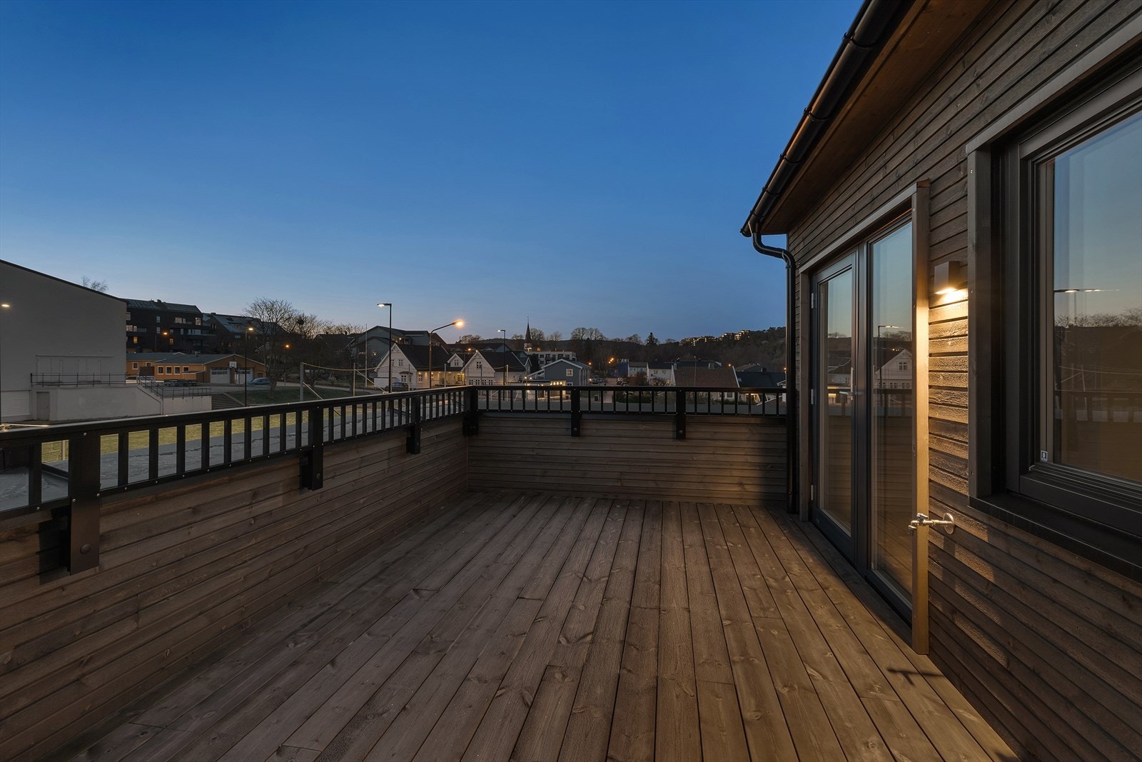 Romslig terrasse med flott utsikt over nabolaget. Perfekt for avslapning og sosiale sammenkomster. Meget barnevennlig. Galleribilde