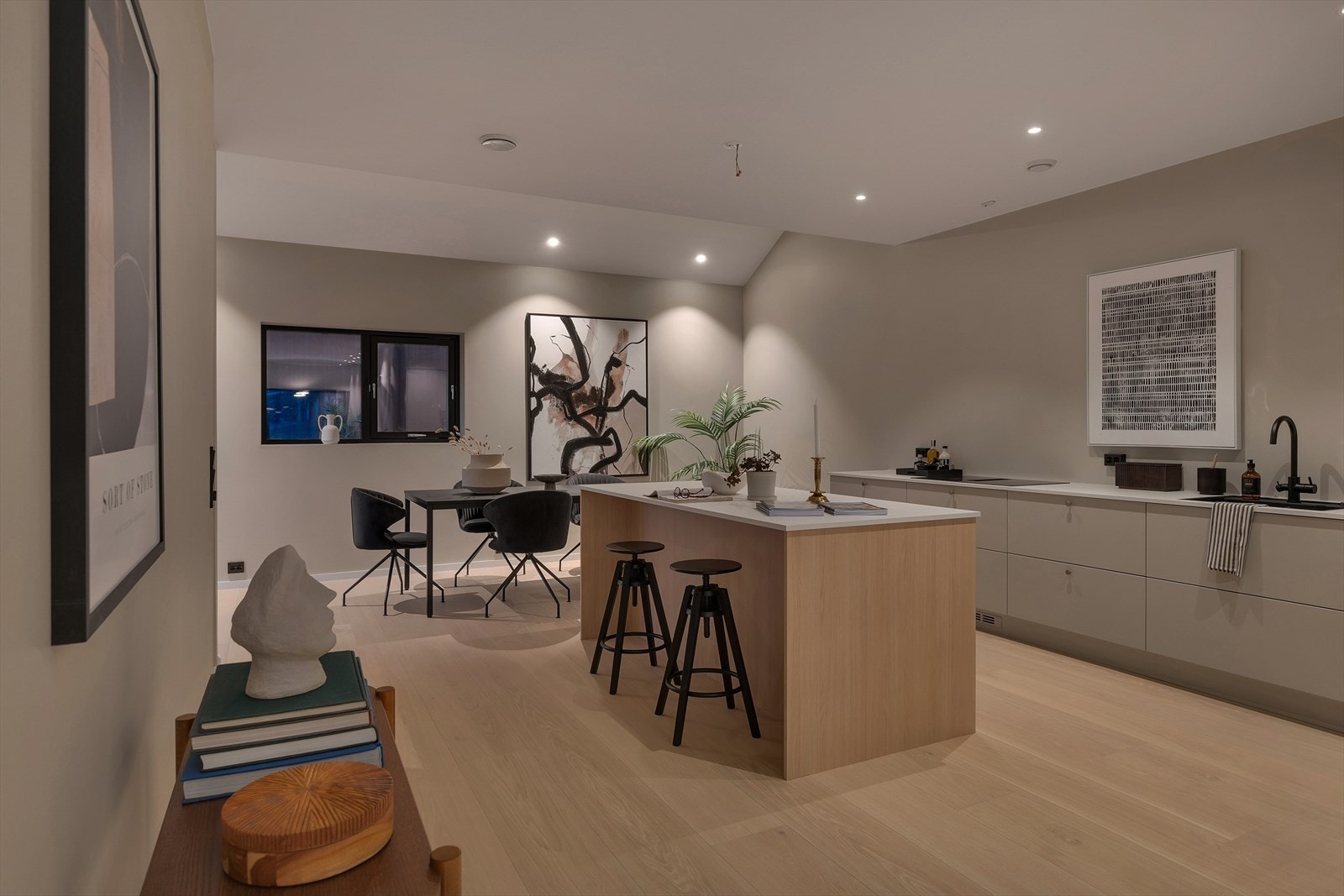 Moderne og stilfullt kjøkken med åpen løsning, rene linjer og god belysning skaper et innbydende og harmonisk "allrom". Galleribilde