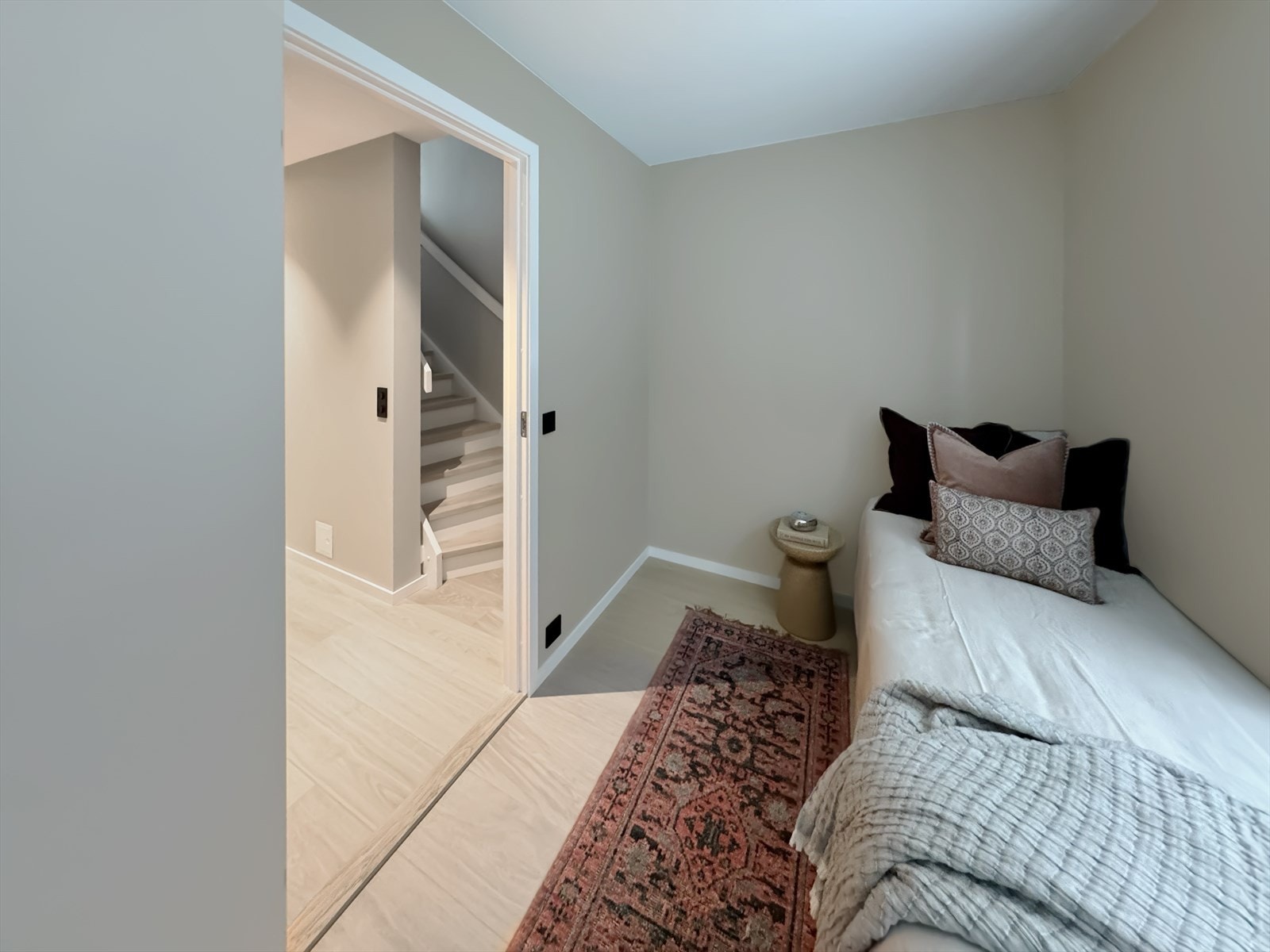 Soverom på ca 7 kvm i boligens underetasje. Galleribilde