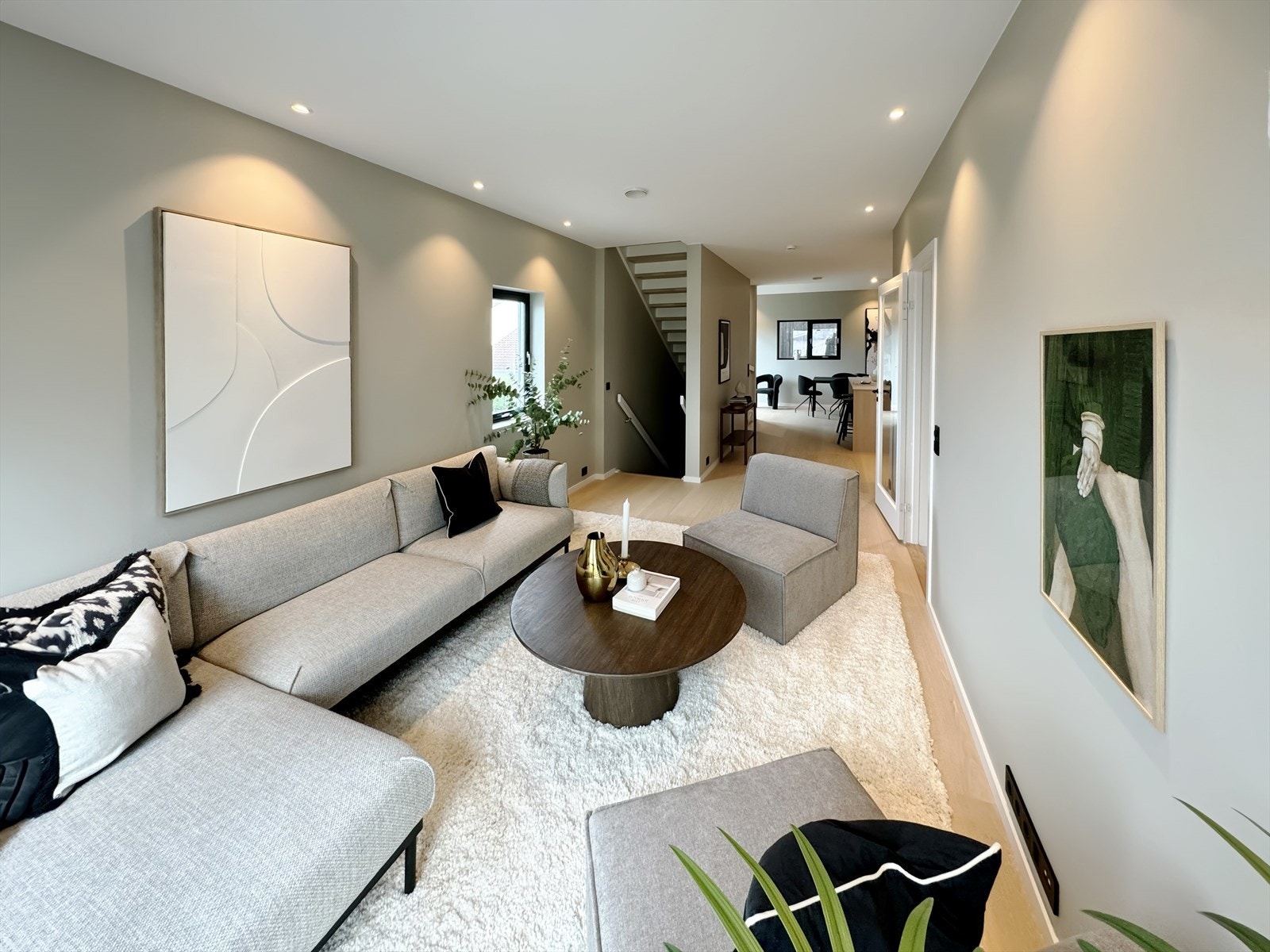 Trivelig stue i delikate farger. Belysning i himling. Galleribilde