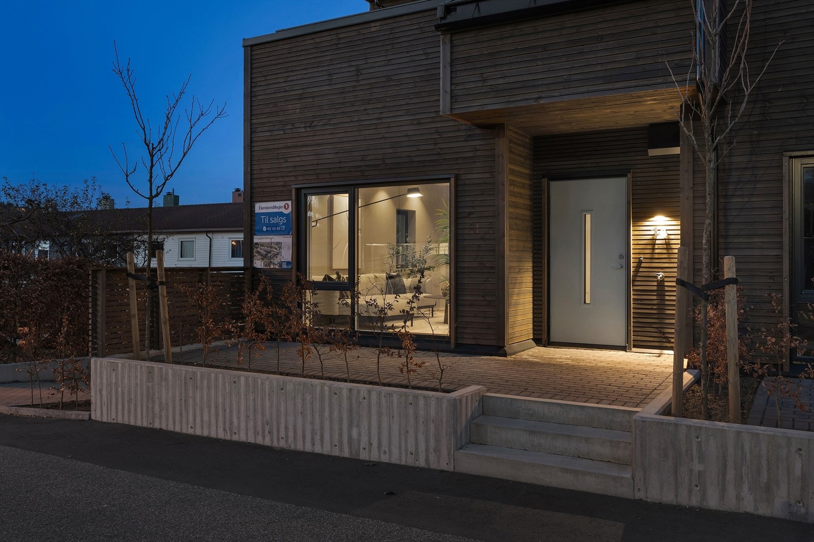 Moderne bolig til salgs i rolig nabolag, med stilren fasade og innbydende inngangsparti. Galleribilde