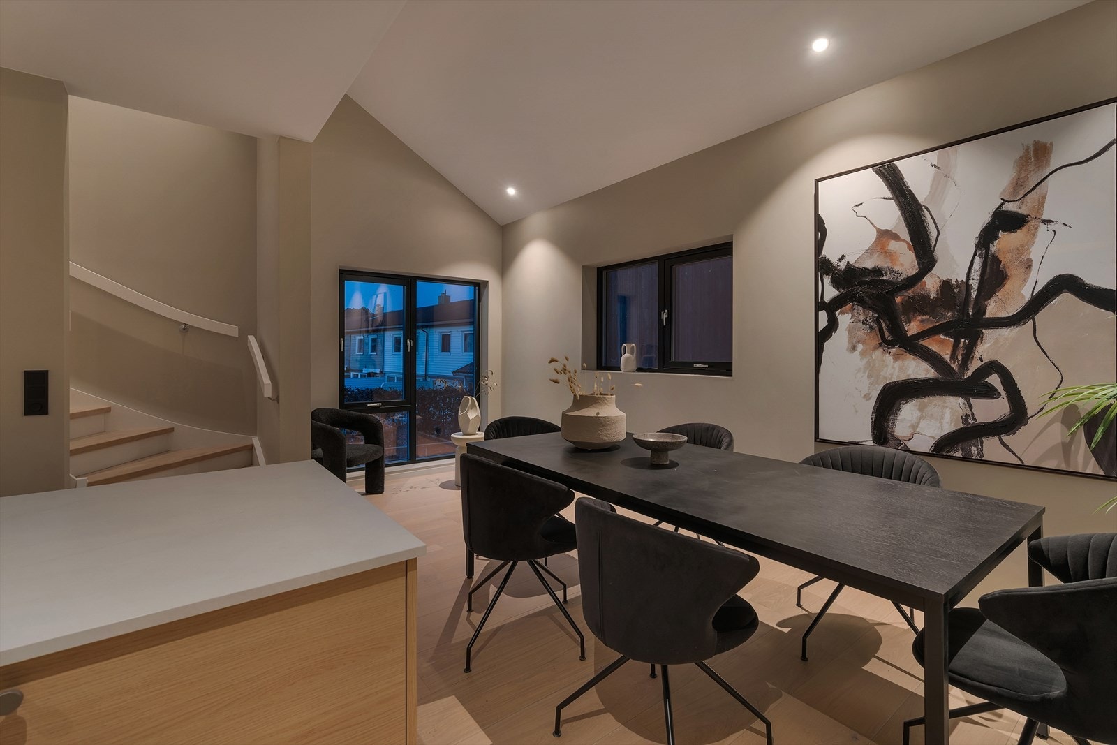 Moderne spisestue med store vinduer som gir rikelig med naturlig lys. Galleribilde