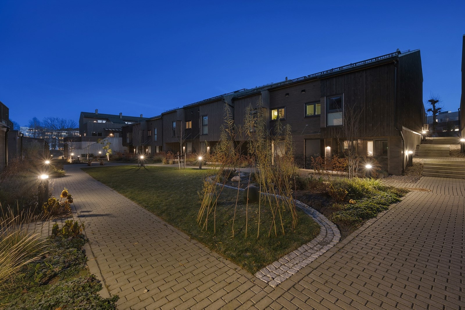 Moderne rekkehus i et rolig nabolag med flotte uteområder, gode lysforhold og nærhet til byens fasiliteter. Galleribilde