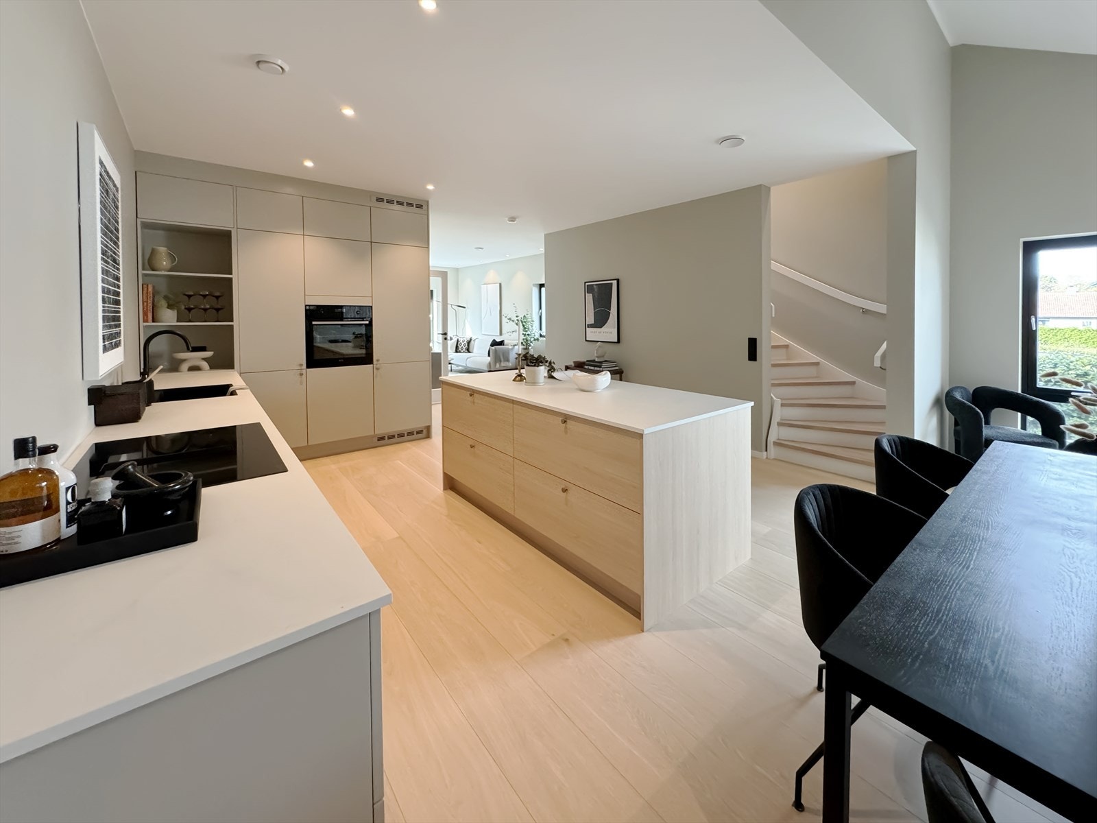 Lyst og moderne hjem med åpen planløsning, store vinduer og elegant, minimalistisk design. Perfekt for deg som søker kvalitet og stil. Galleribilde