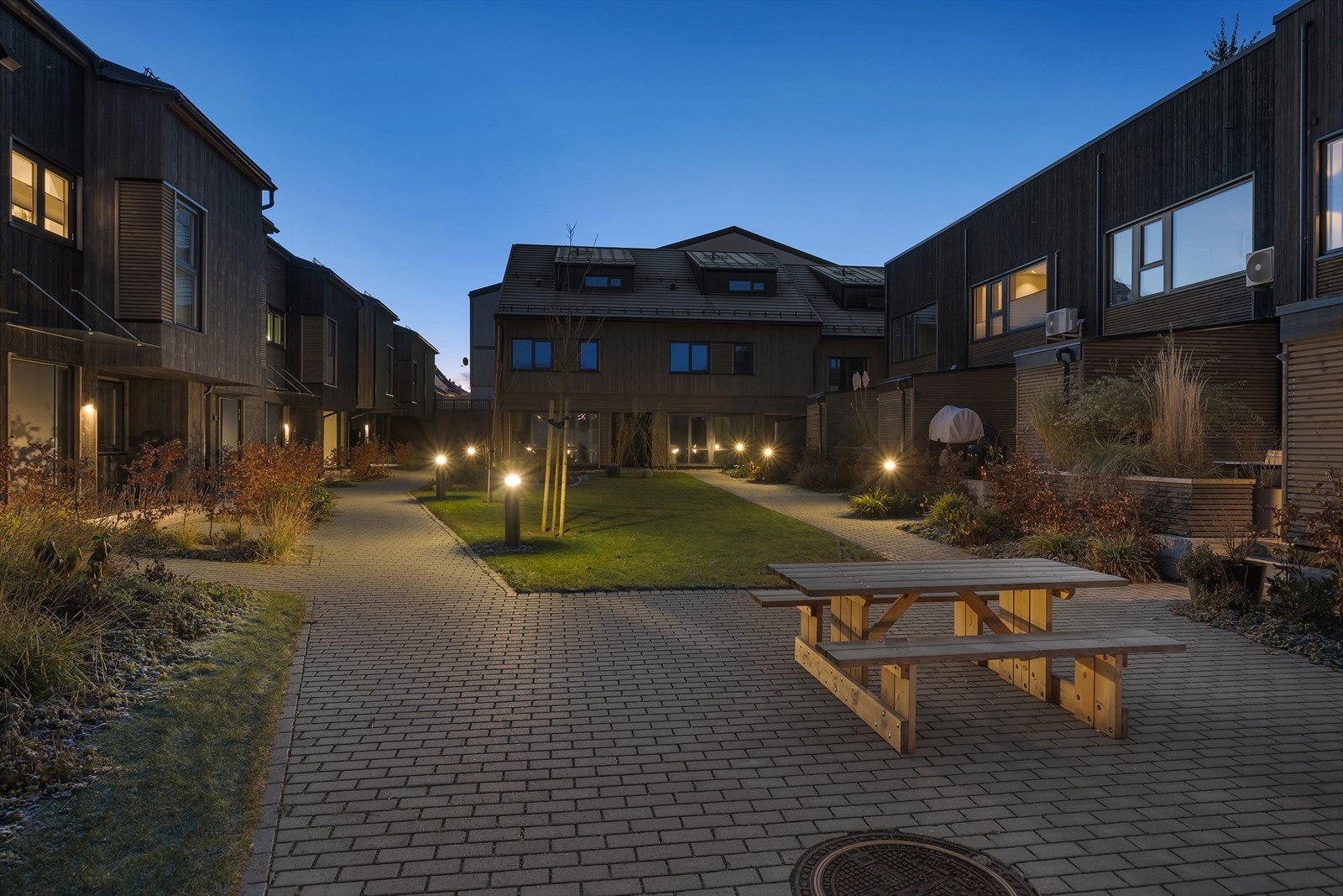 Moderne boligområde med pent opparbeidet hage, belysning og sitteplasser. Rolig beliggenhet med gode solforhold. Galleribilde