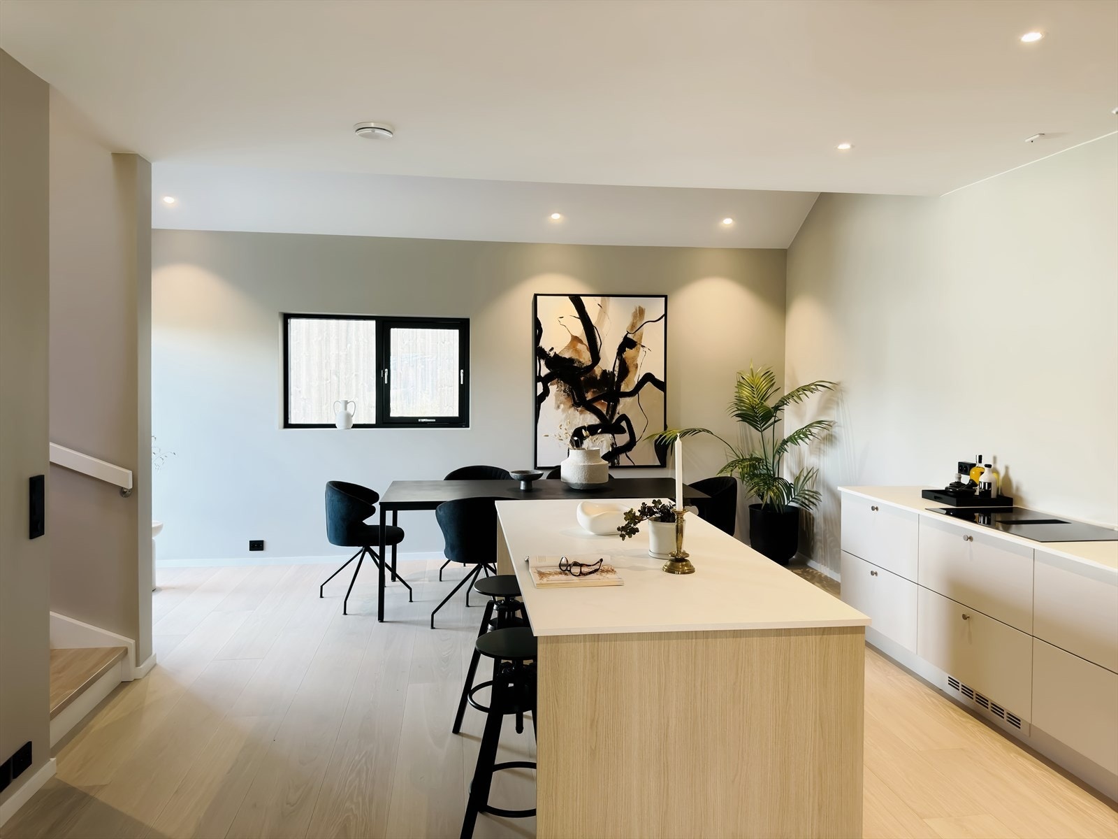 Kjøkkeninnredning fra Strai Kjøkken. Lekkert med kjøkkenøy. I tillegg er det plass til stort spisebord. Galleribilde