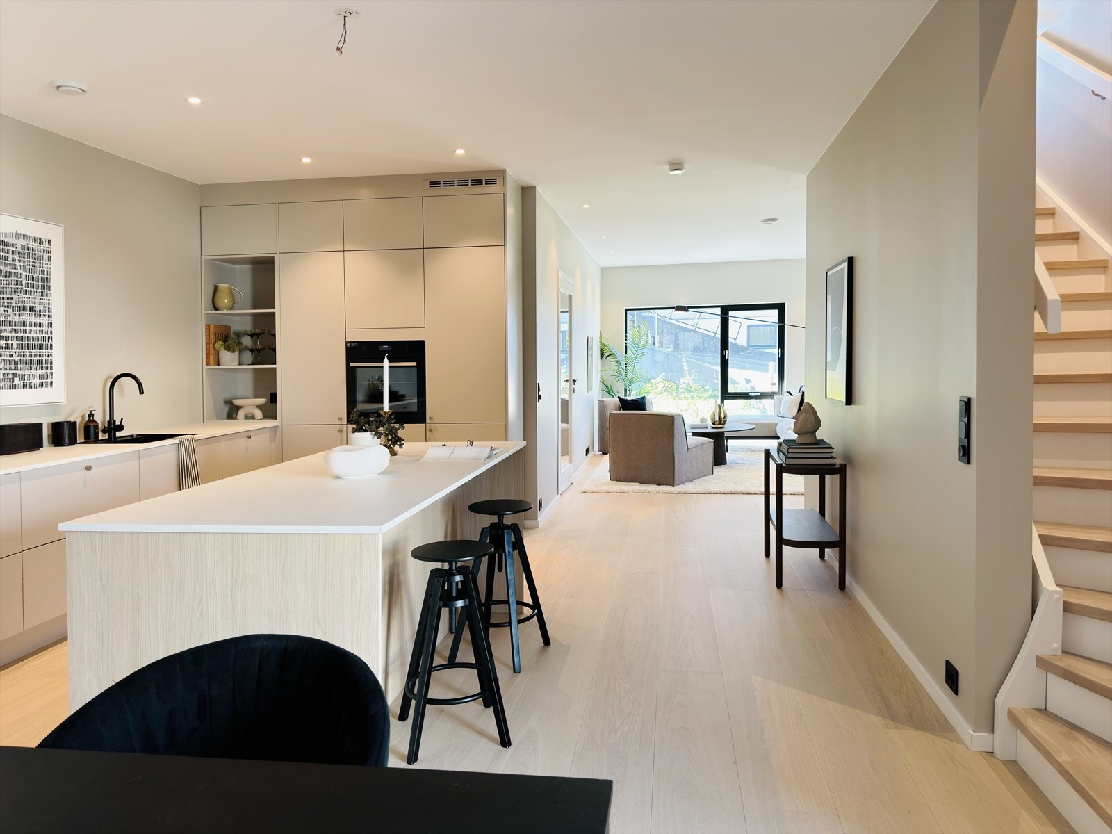 Romslig kjøkkeninnredning med god benkeplass på kjøkkenøya. Galleribilde