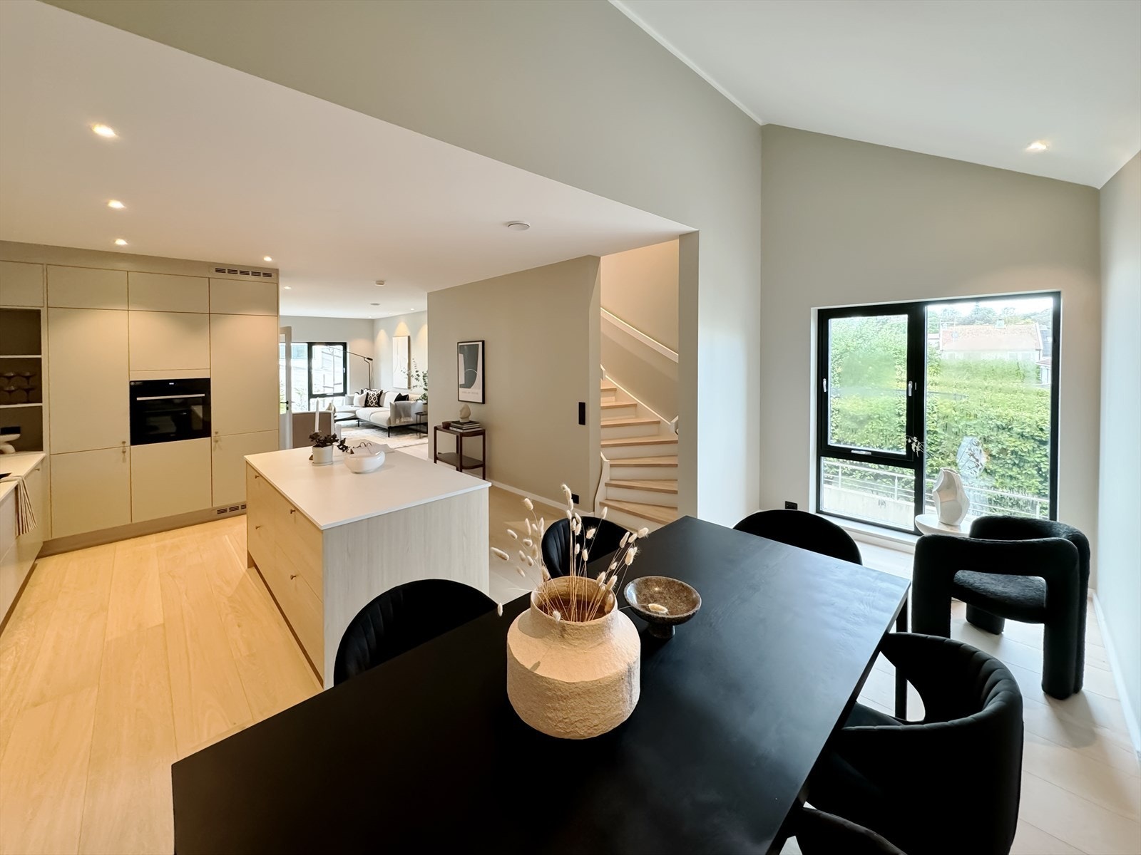 Moderne og lys bolig med åpen planløsning, store vinduer og sentral beliggenhet nær offentlig transport og fasiliteter. Galleribilde