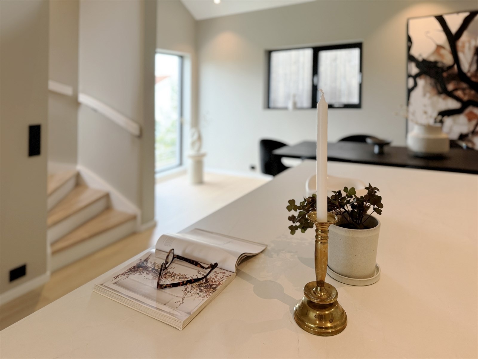 Kjøkkendelen fremstår i delikate farger og med en lekker benkeplate. Galleribilde