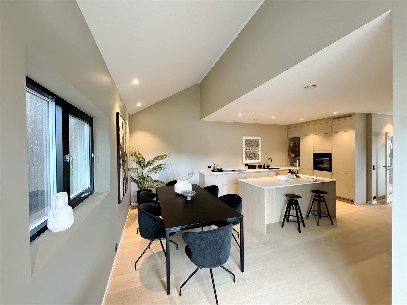 Enderekkehus hvor man har ekstra godt med vinduer. Galleribilde