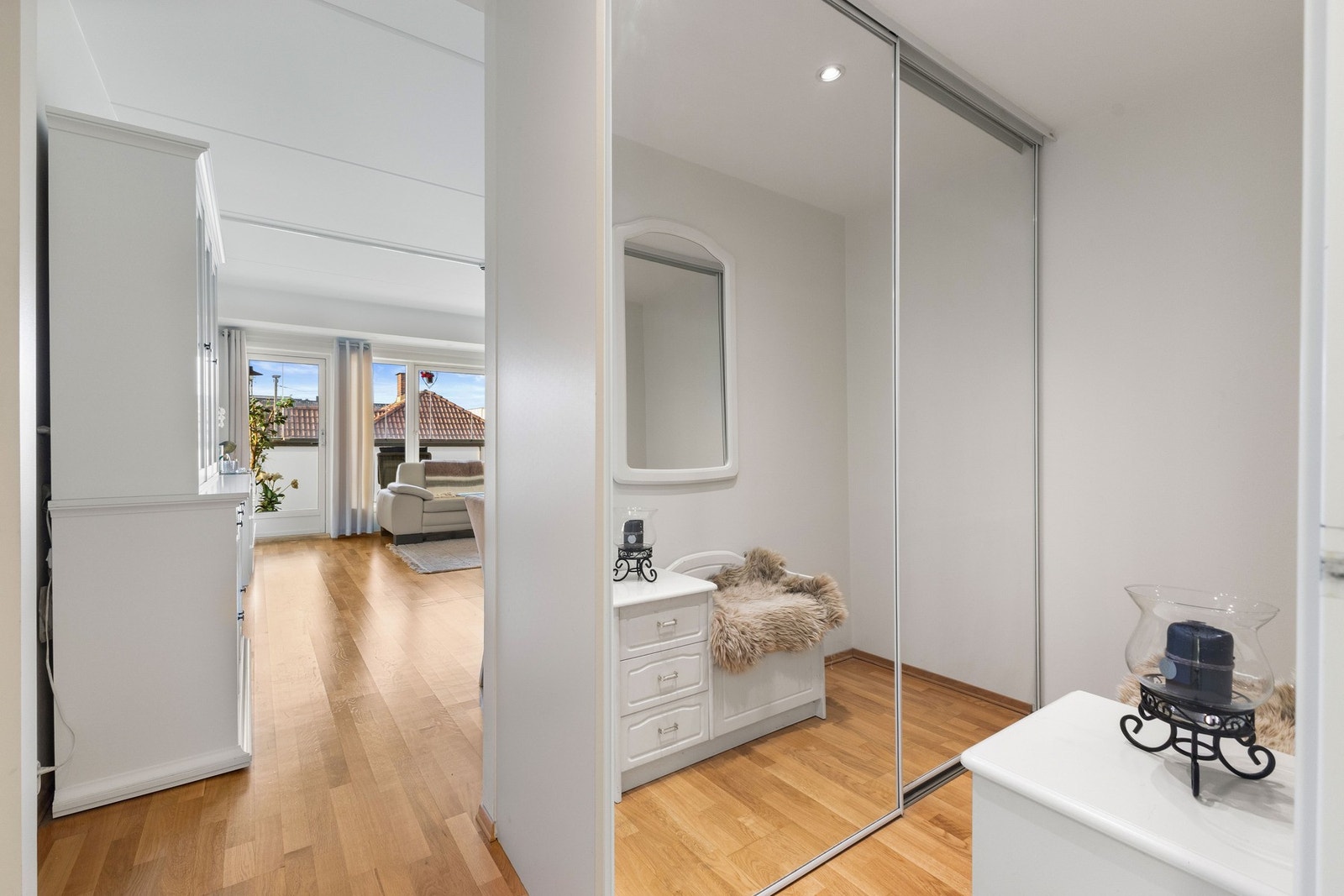 Velkommen inn! Lys entré med gode oppbevaringsmuligheter Galleribilde