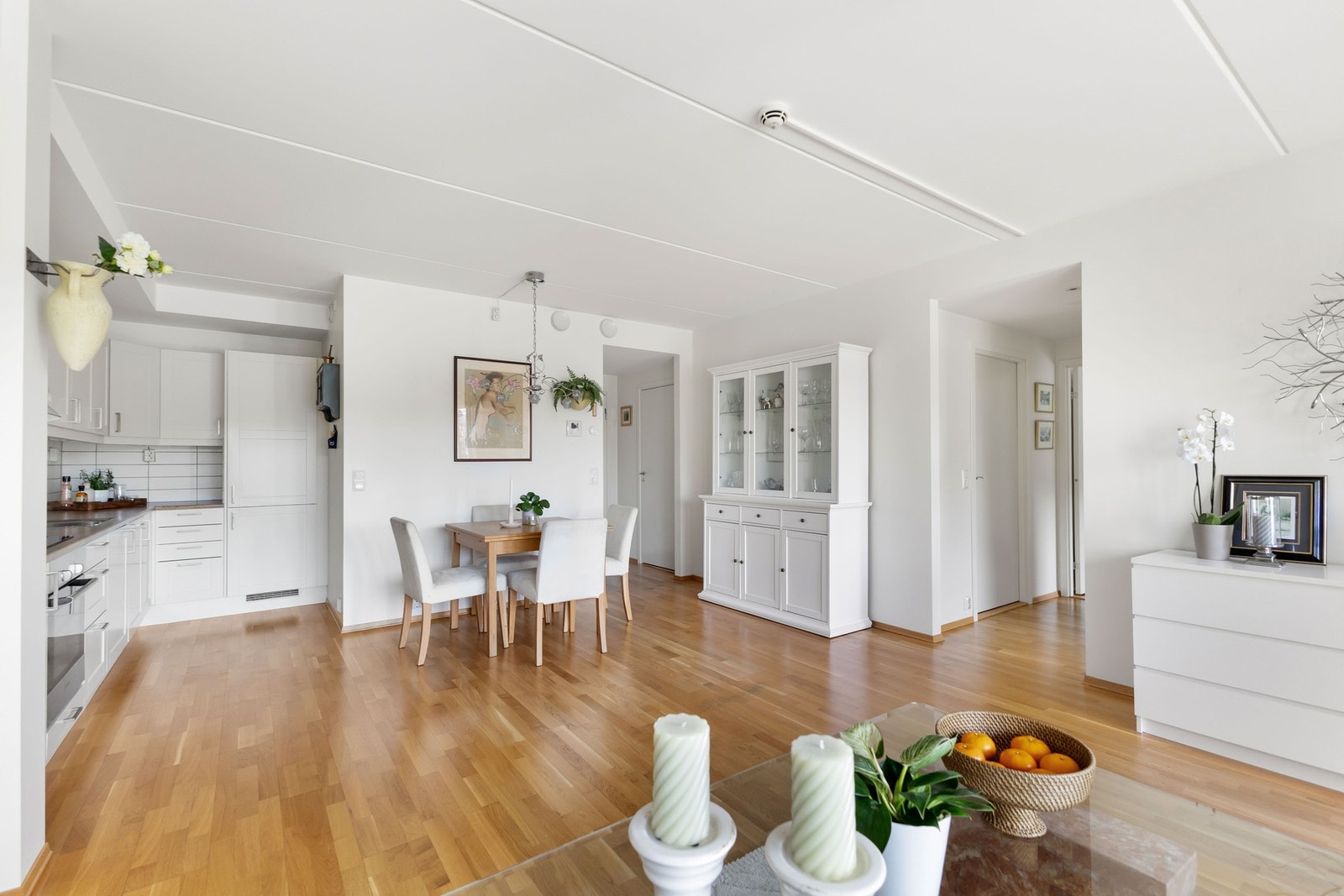 Det er åpen stue/kjøkkenløsning med plass til spisebord Galleribilde