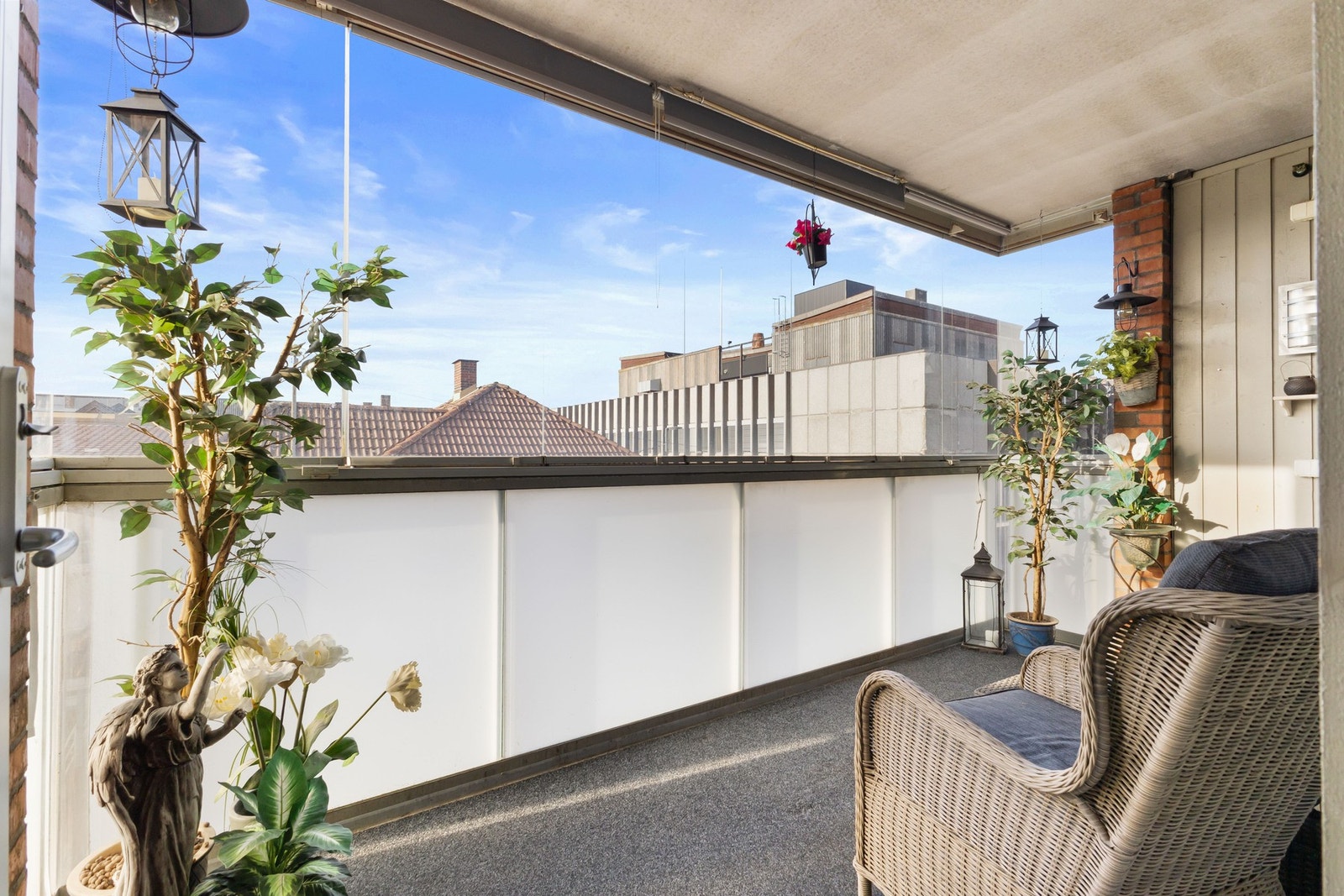 Fra stuen er det utgang til en innglasset balkong på 10 kvm Galleribilde