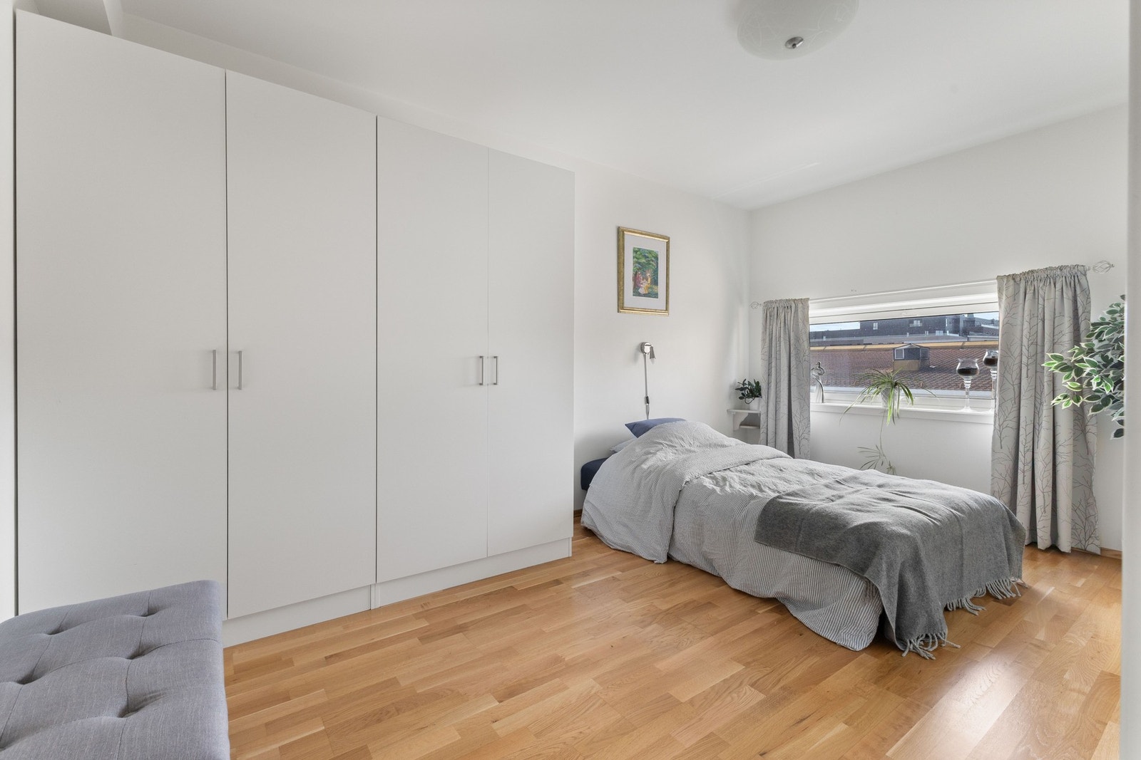Hovedsoverommet er av god størrelse med plass til garderobe Galleribilde