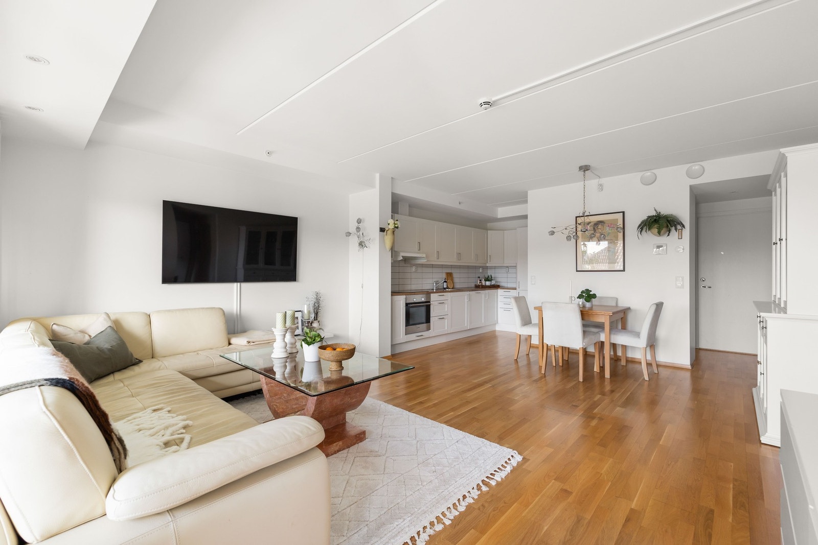 I stue/kjøkken er det parkett på gulv Galleribilde