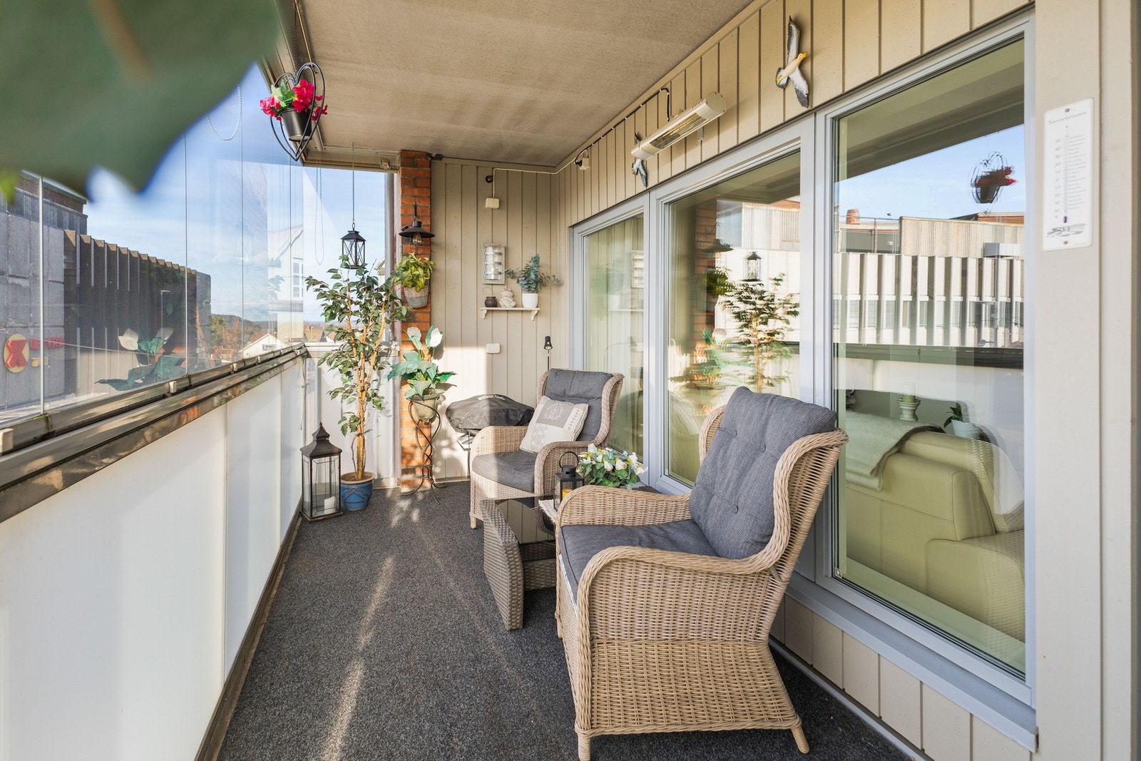 Rekkverk på balkong er med frostet glass, skyvbare glass Galleribilde