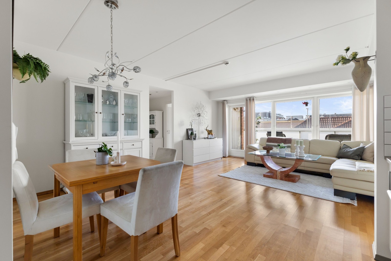 Romslig stue med store vindusflater som sikrer natulig lys inn til leiligheten Galleribilde