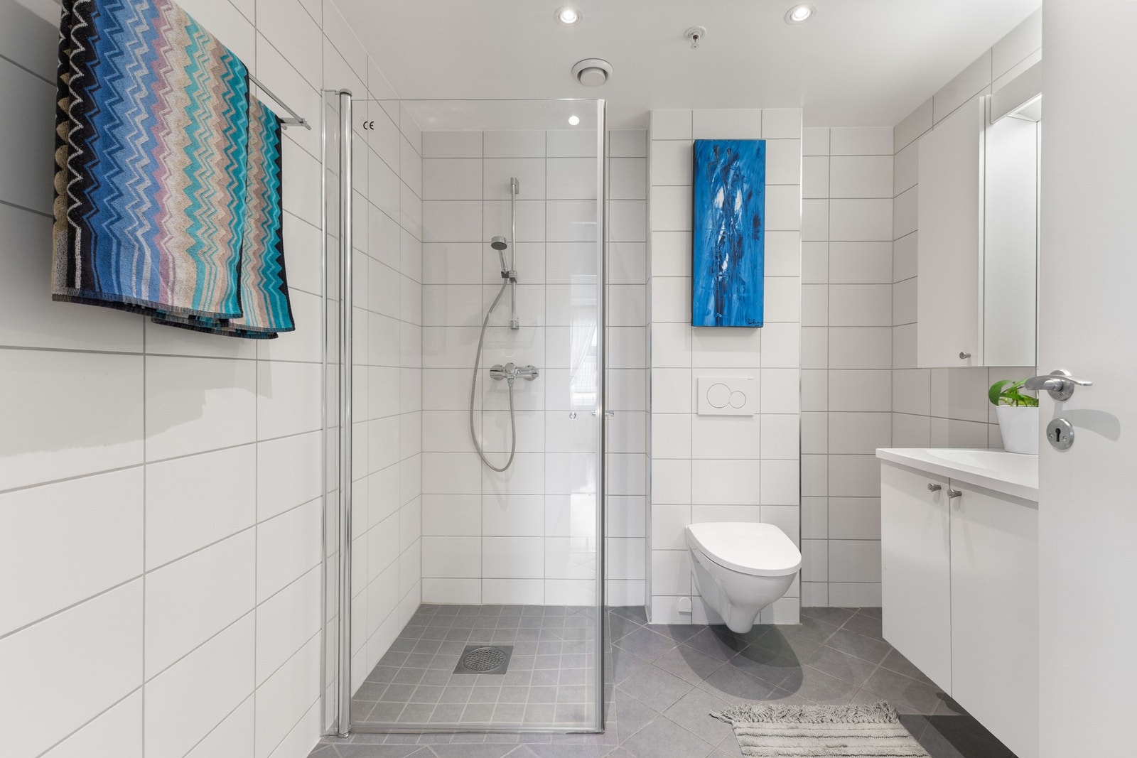 Baderom med fliser på gulv og vegger Galleribilde