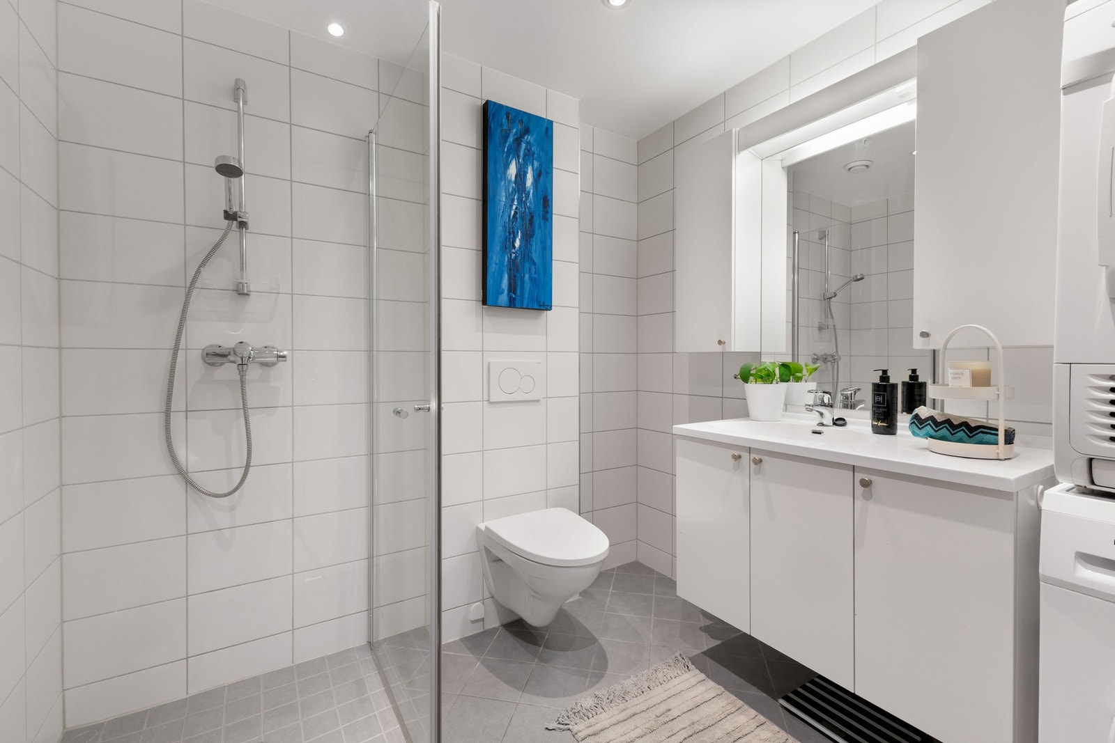 Dusj på vegg med to-veis glassdører til dusjsone Galleribilde