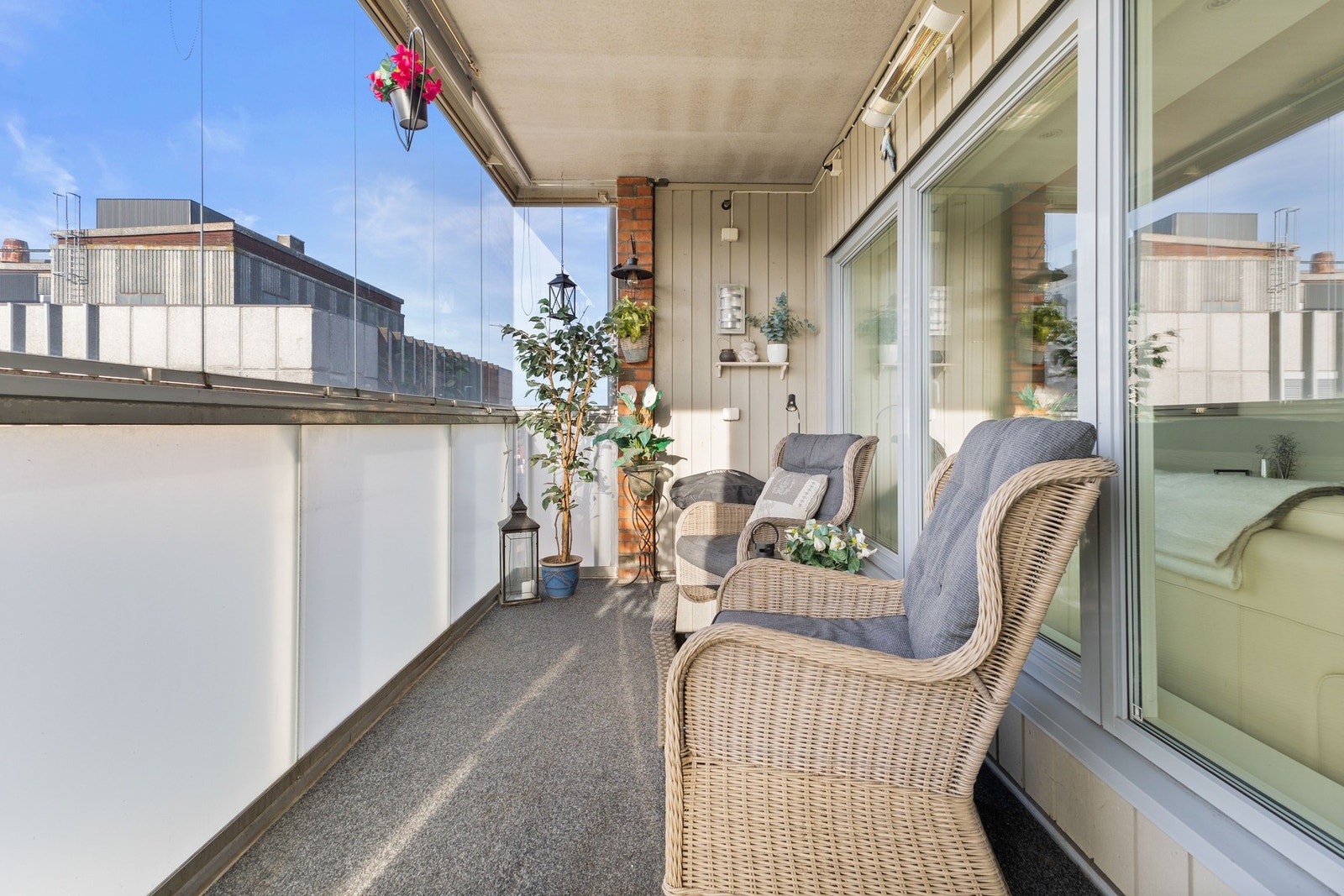 Det medfølger en garasjeplass med elbillader i kjeller Galleribilde