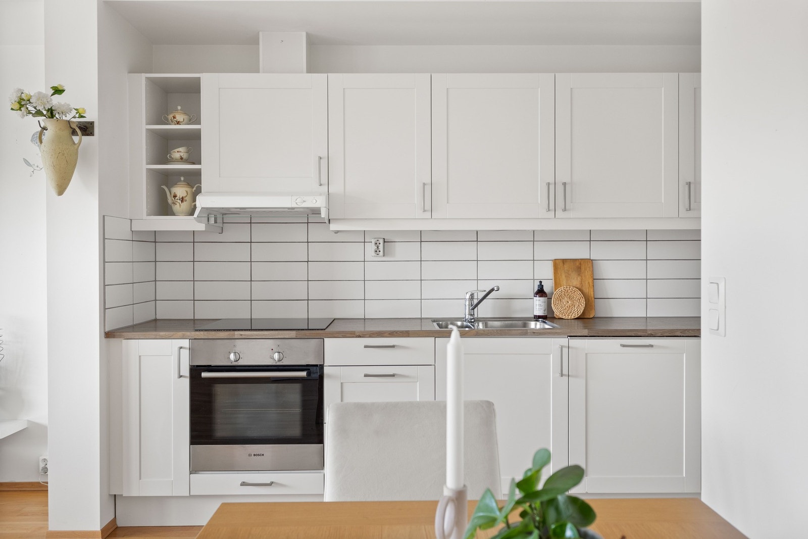 Det er integrert kjøleskap, fryseskap, oppvaskmaskin, platetopp og stekeovn Galleribilde