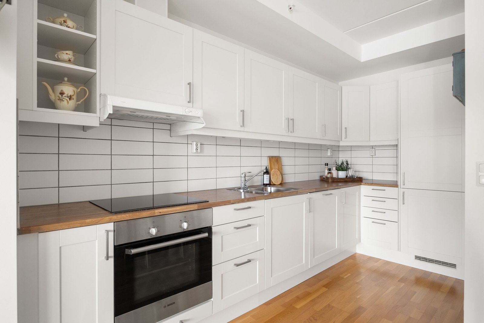 Kjøkkeninnredning med profilerte fronter og heltre benkeplater Galleribilde